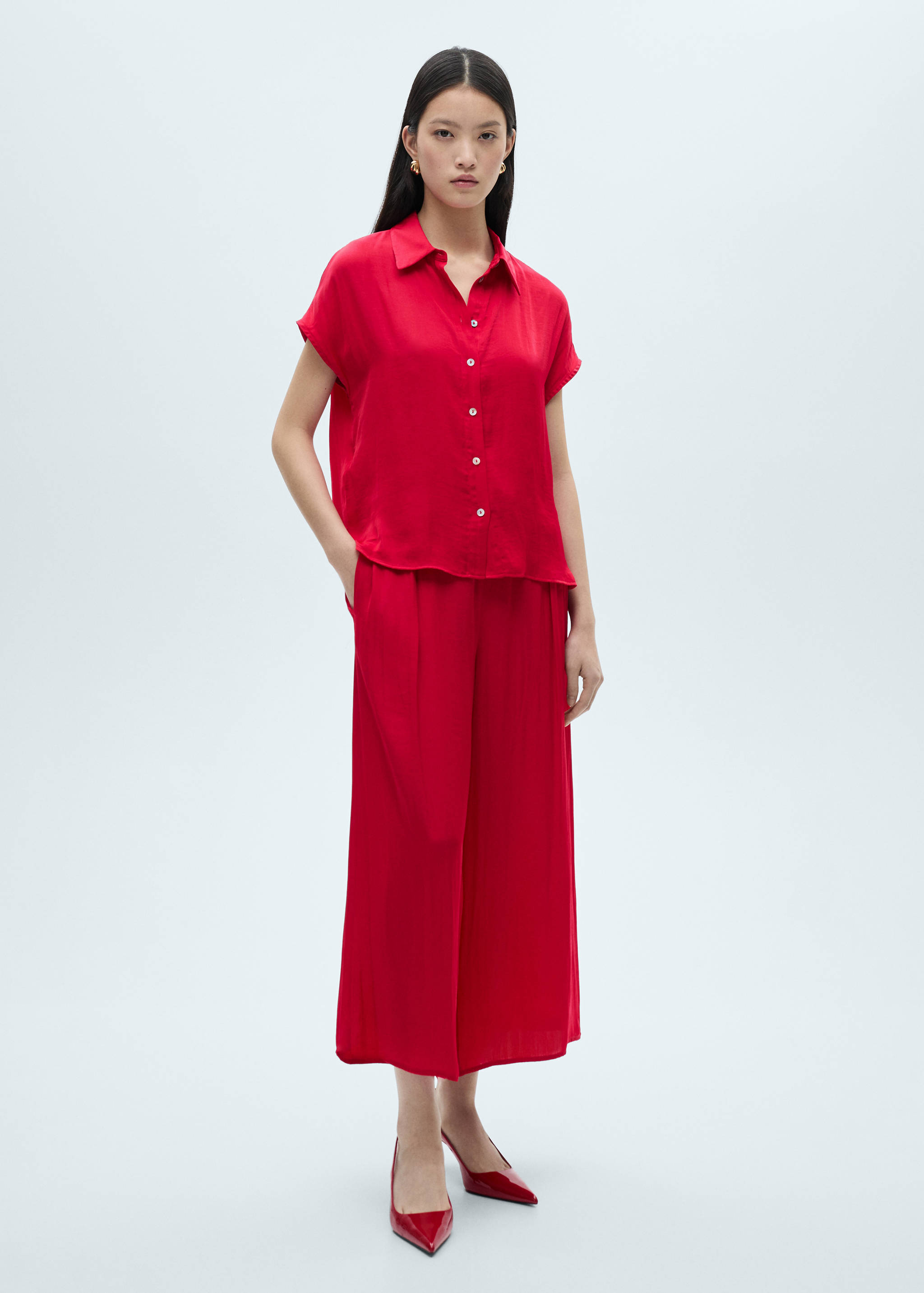 Атласная рубашка с короткими рукавами - Общий план