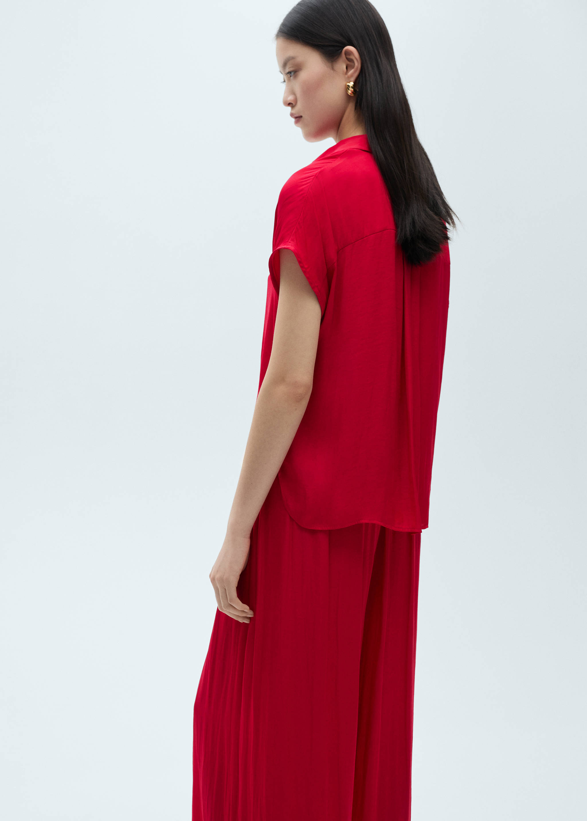 Атласная рубашка с короткими рукавами - Обратная сторона изделия