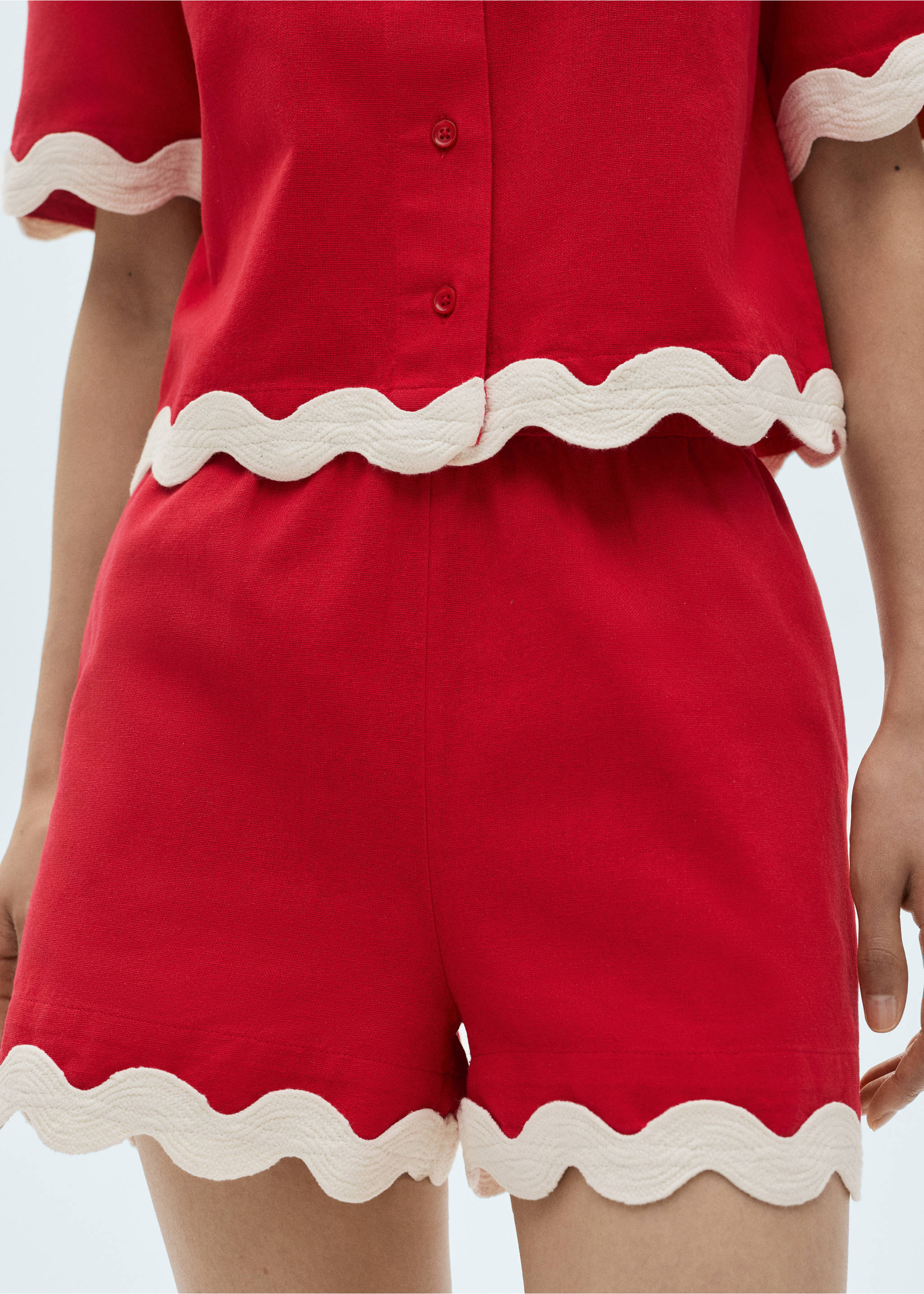 Cotton shorts with contrasting trim - Details of the article 3, Red. Ref: 87080583-00.