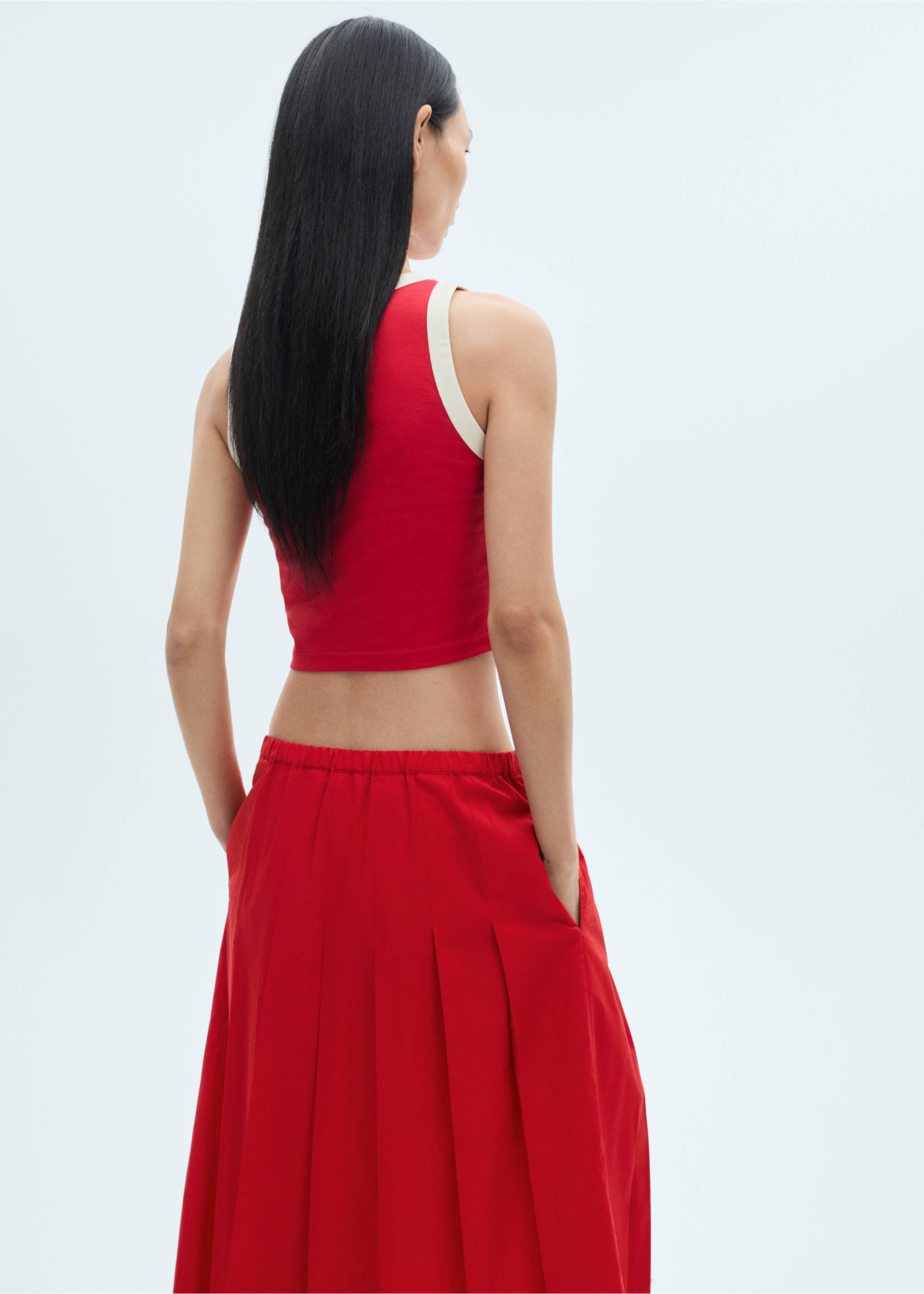 Contrast trim top - Reverse of the article, Red. Ref: 87080590-00.