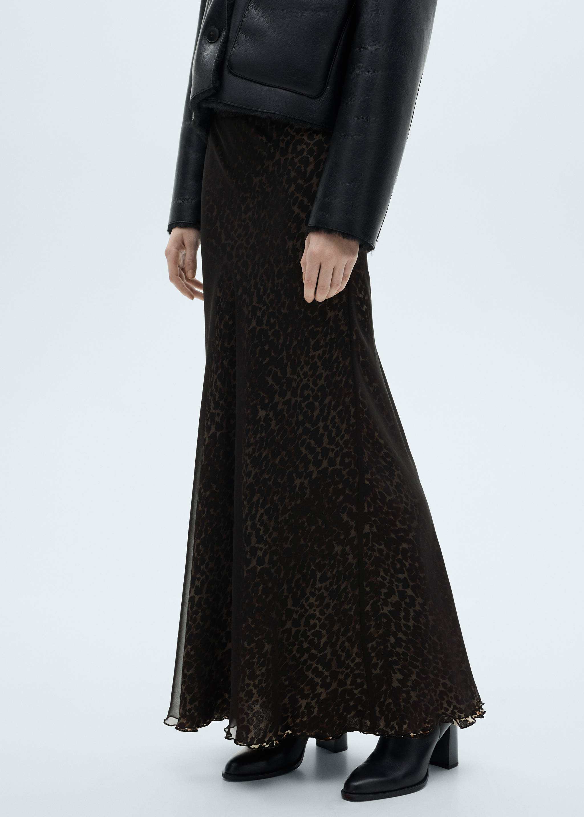 Falda evasé leopardo - Plano medio