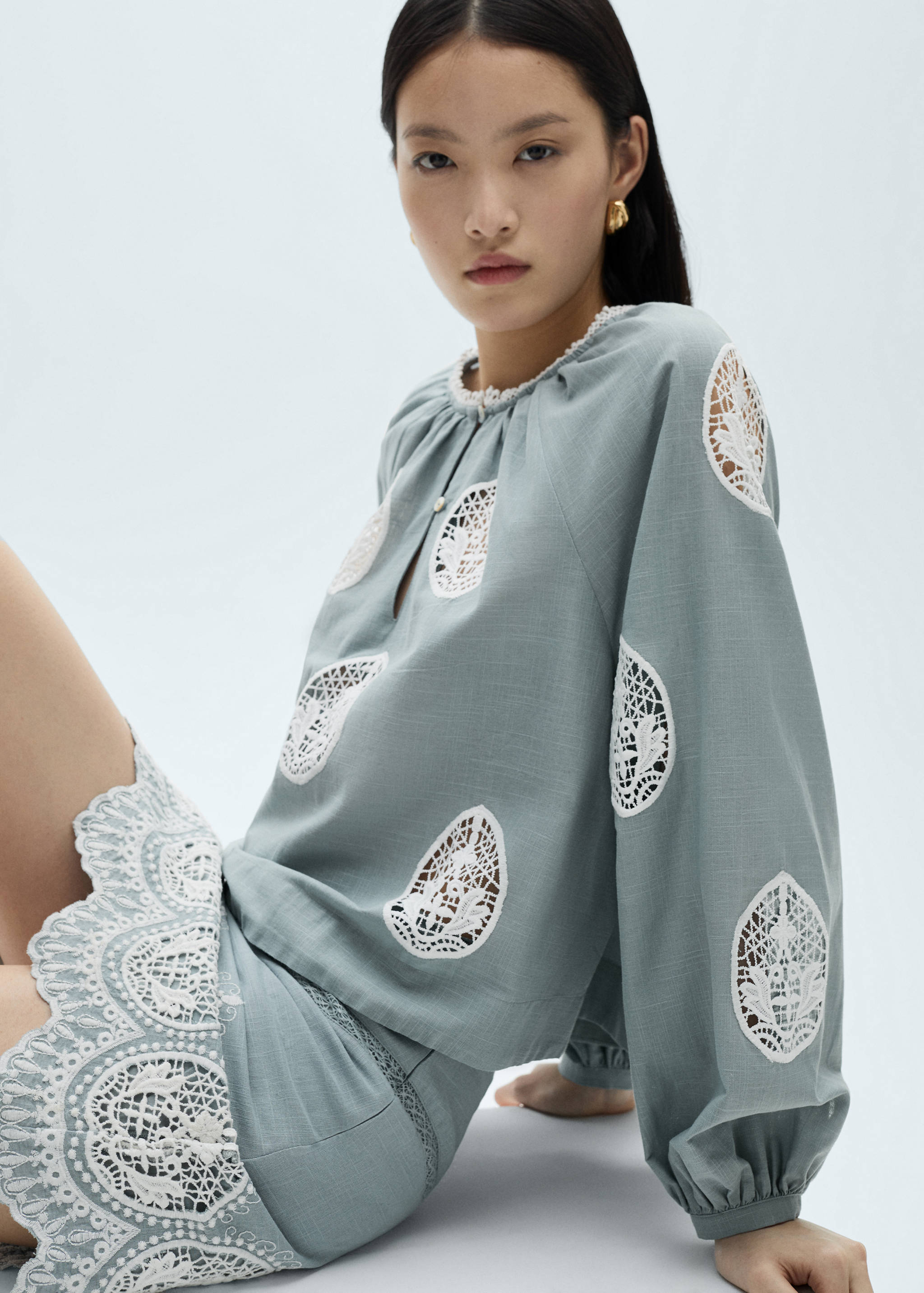 Embroidered details blouse - Medium plane