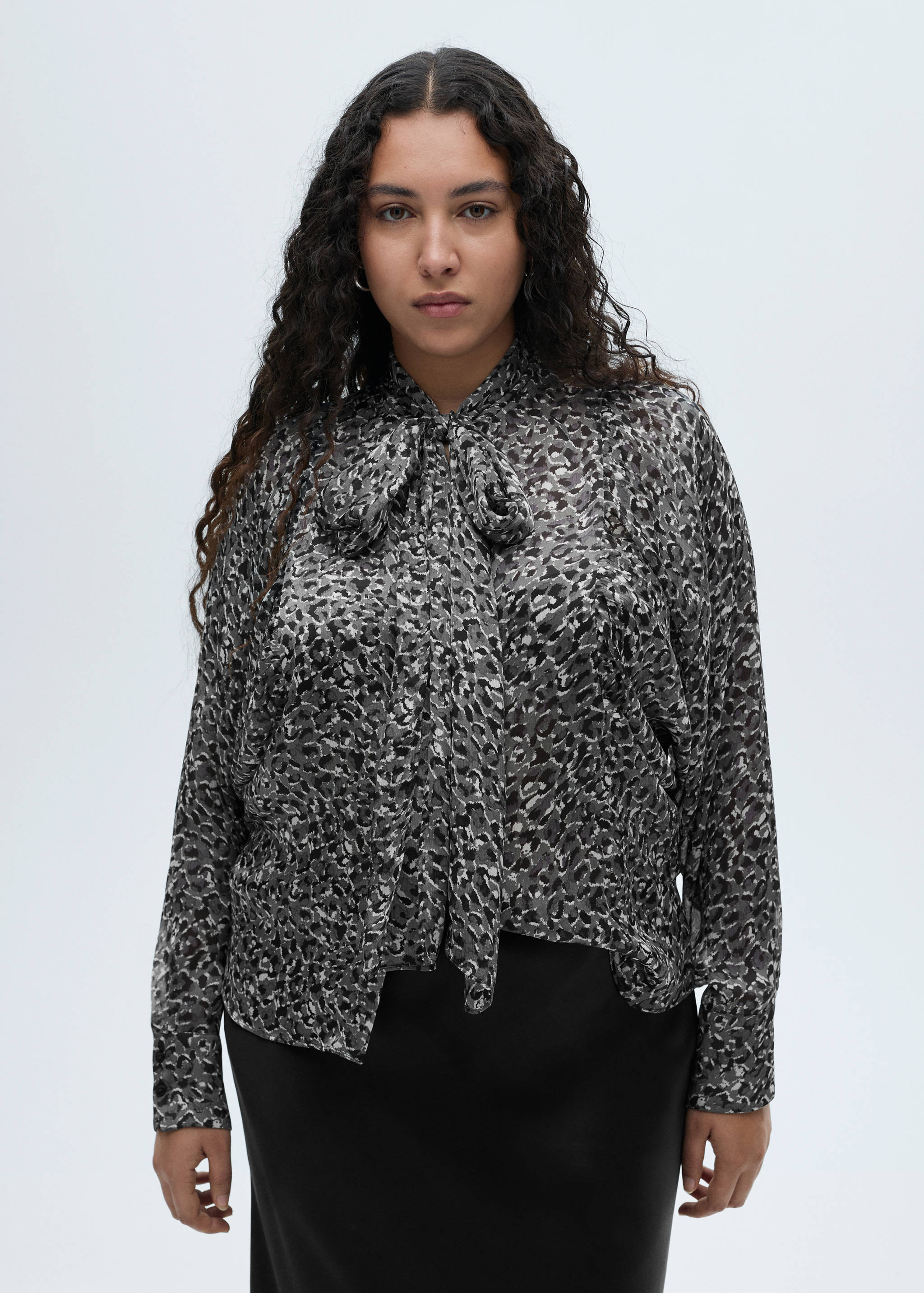 Animal-print blouse with bow neck - Details of the article 5