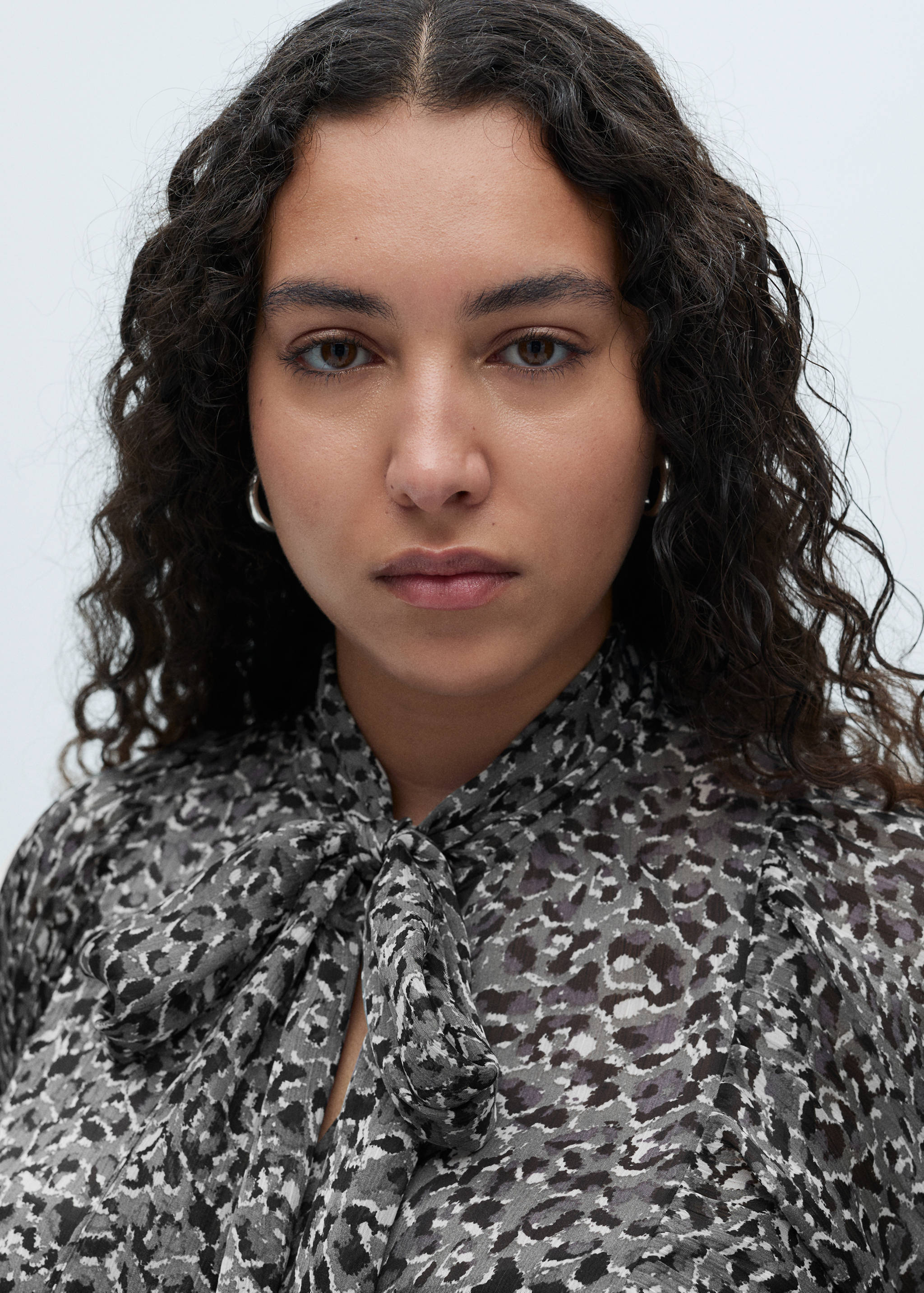 Animal-print blouse with bow neck - Details of the article 4