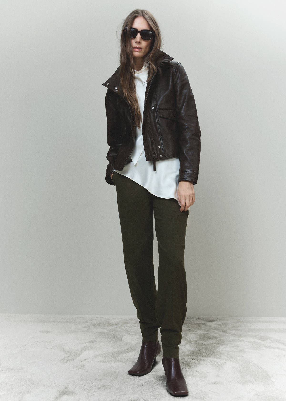 Straight mid-rise trousers — Khaki