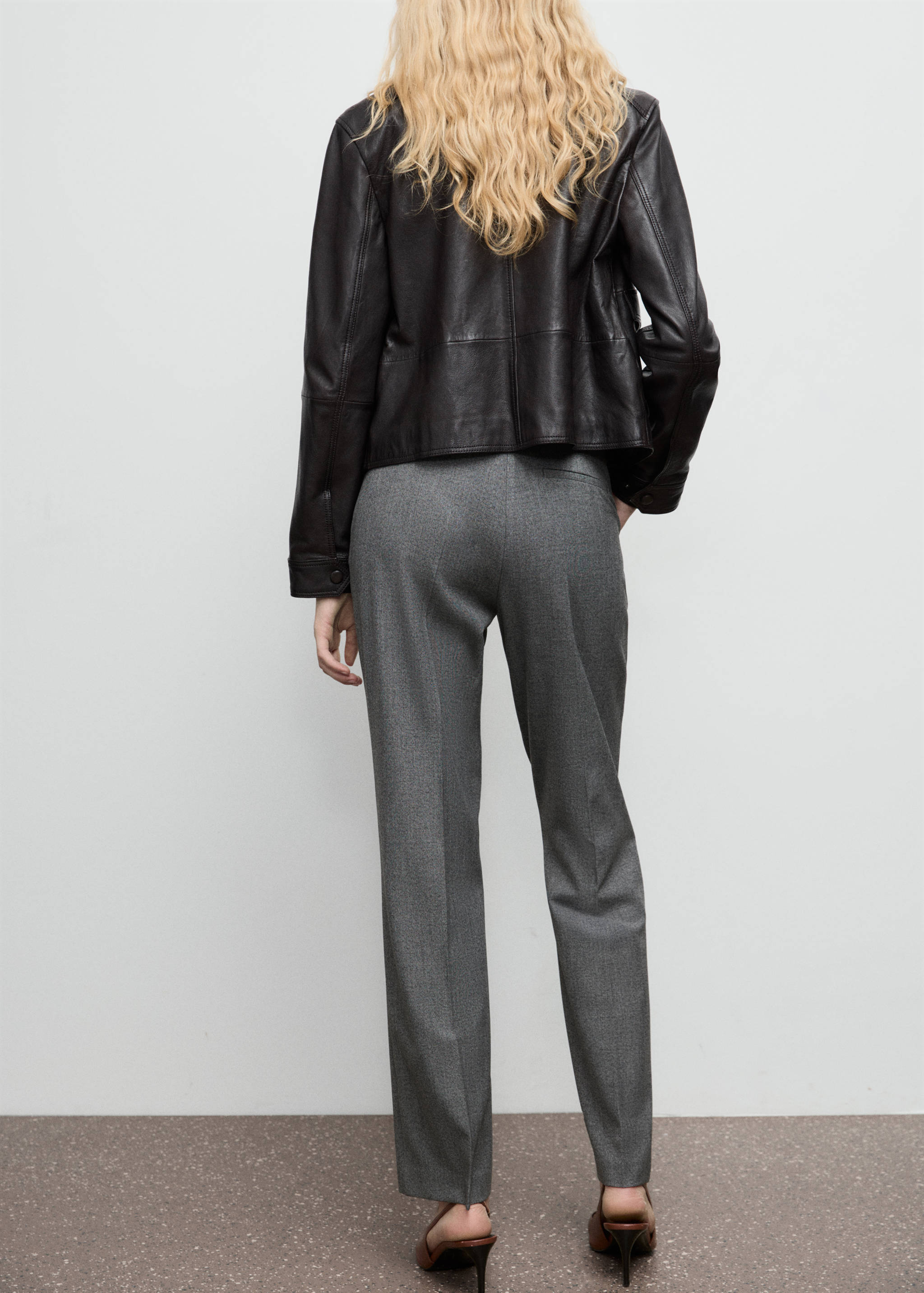 Straight mid-rise pants - Reverse of the article