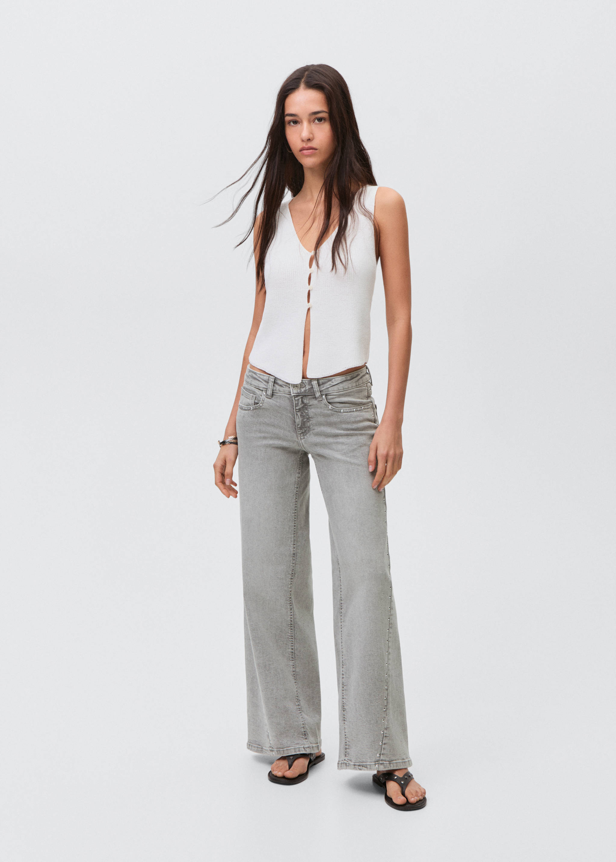 Calças de ganga de cintura baixa com tachas - Plano geral