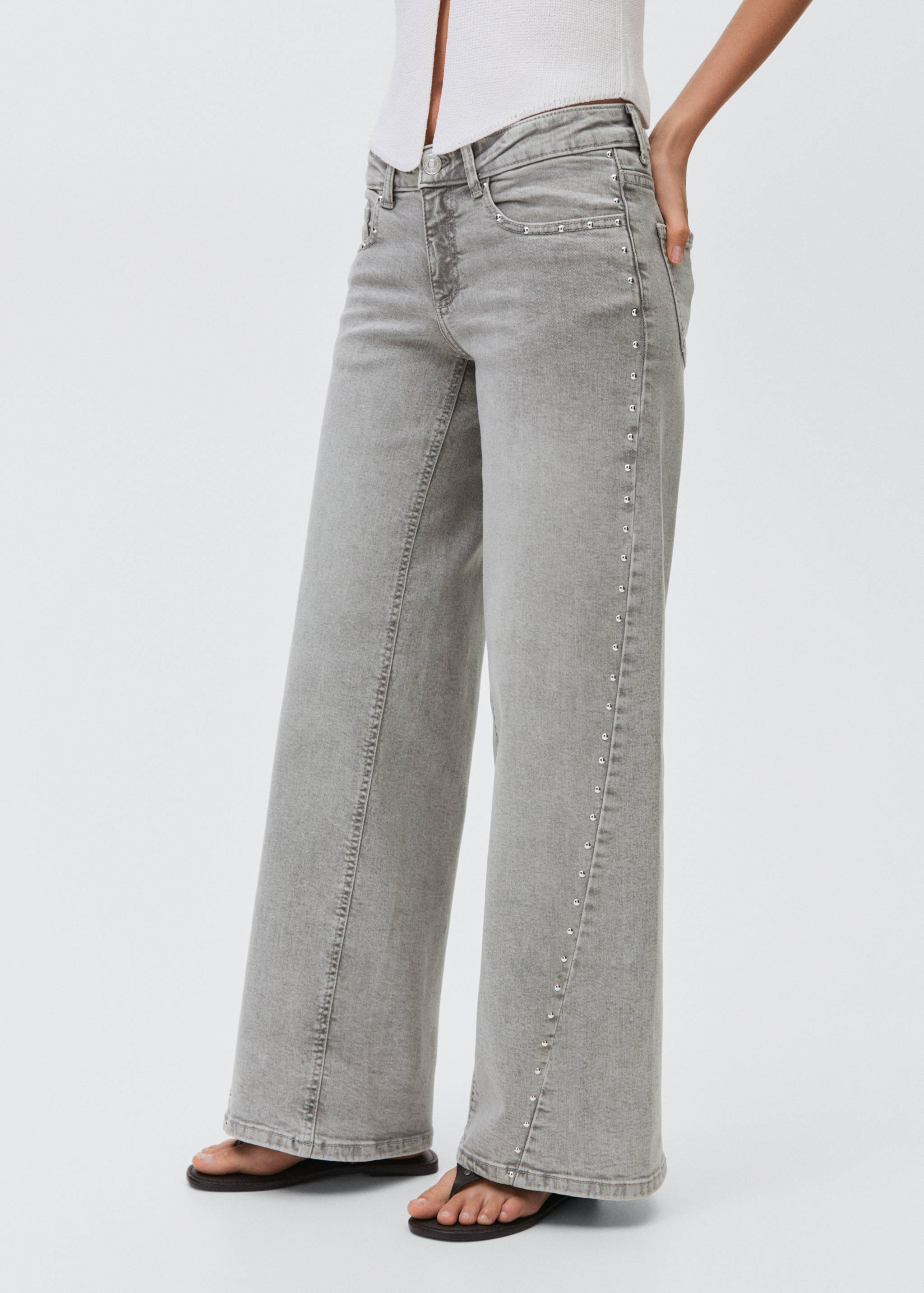 Calças de ganga de cintura baixa com tachas - Plano médio