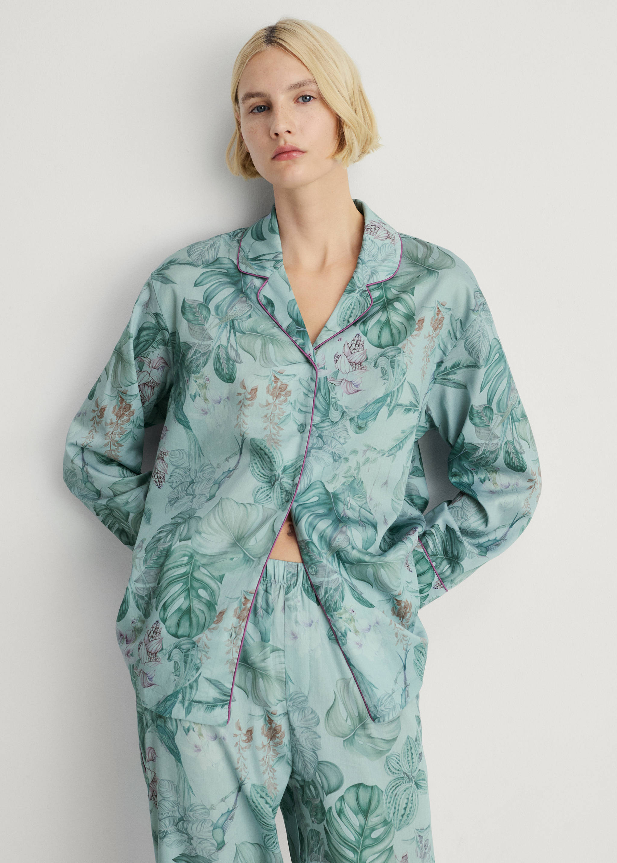 قميص نوم بطبعة استوائية - رؤية وسط