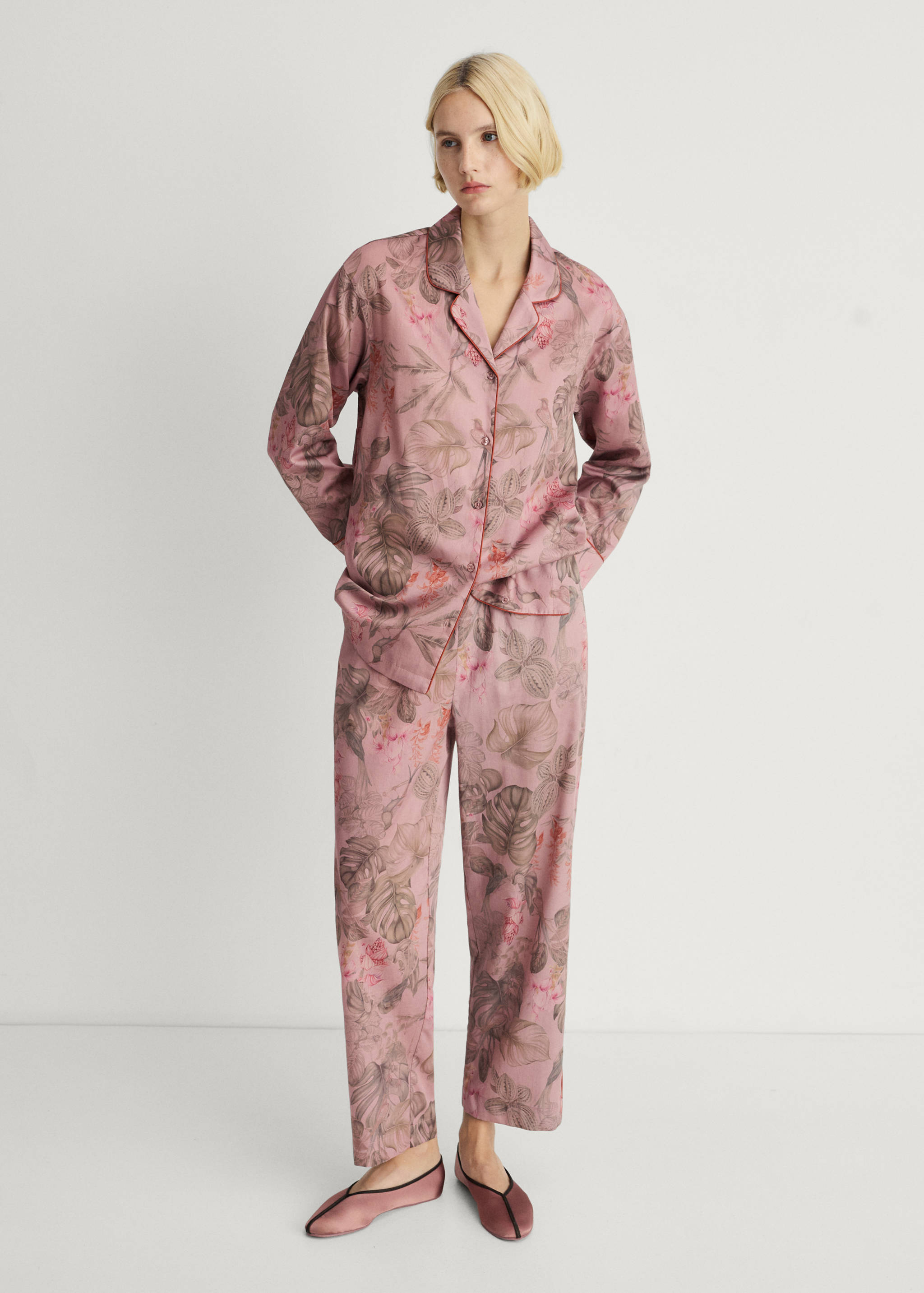 قميص نوم بطبعة استوائية - رؤية عامة