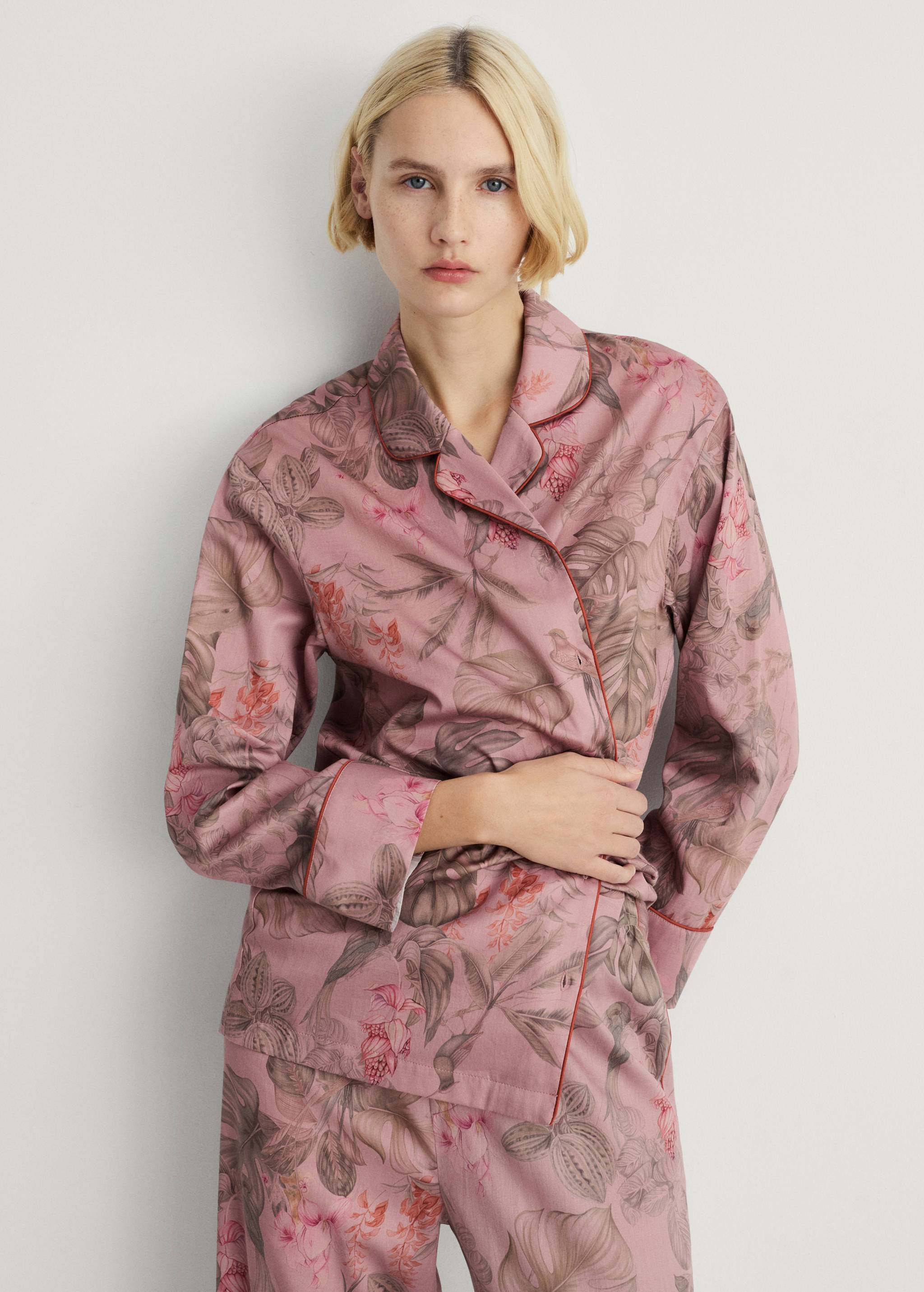 قميص نوم بطبعة استوائية - رؤية وسط