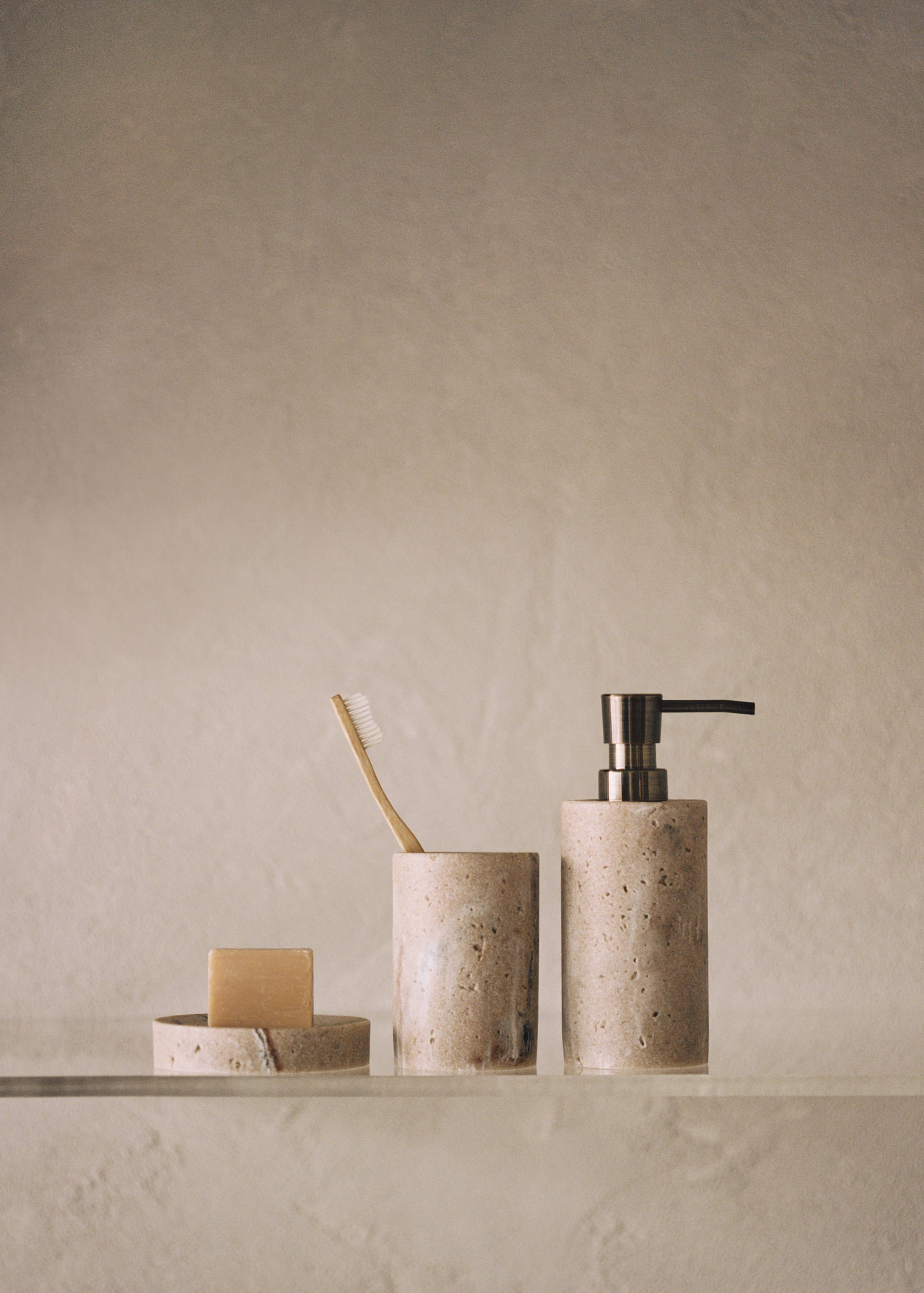 Resin marble-effect soap dispenser - Details of the article 6