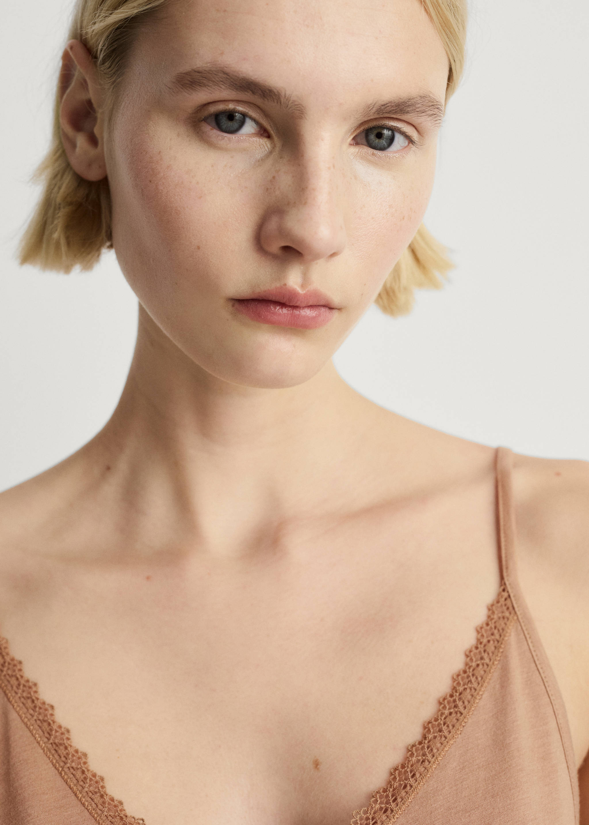 Хлопковый пижамный топ с кружевом контрастного тона - Деталь изделия 1