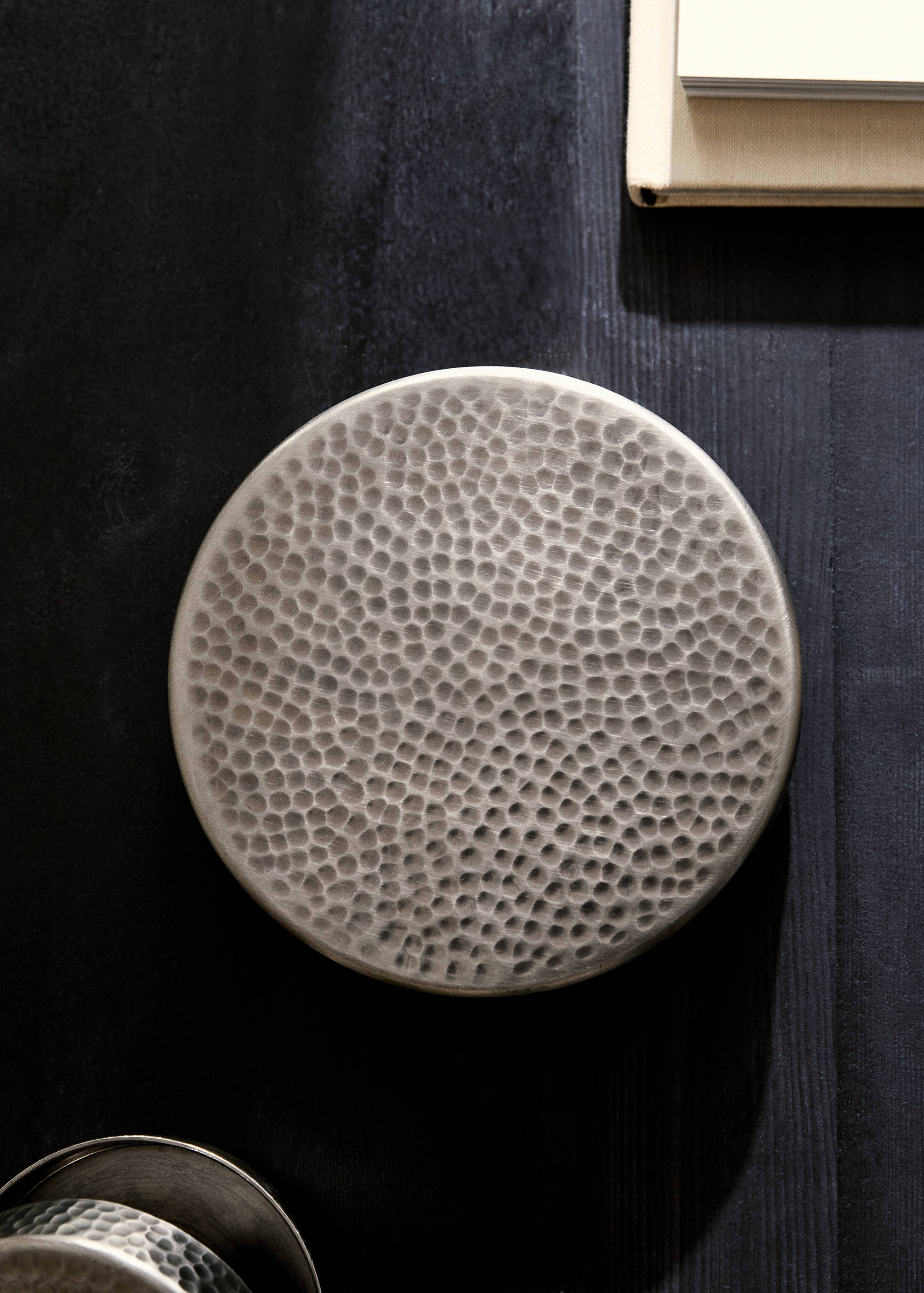 Medium hammered metal box - General plane