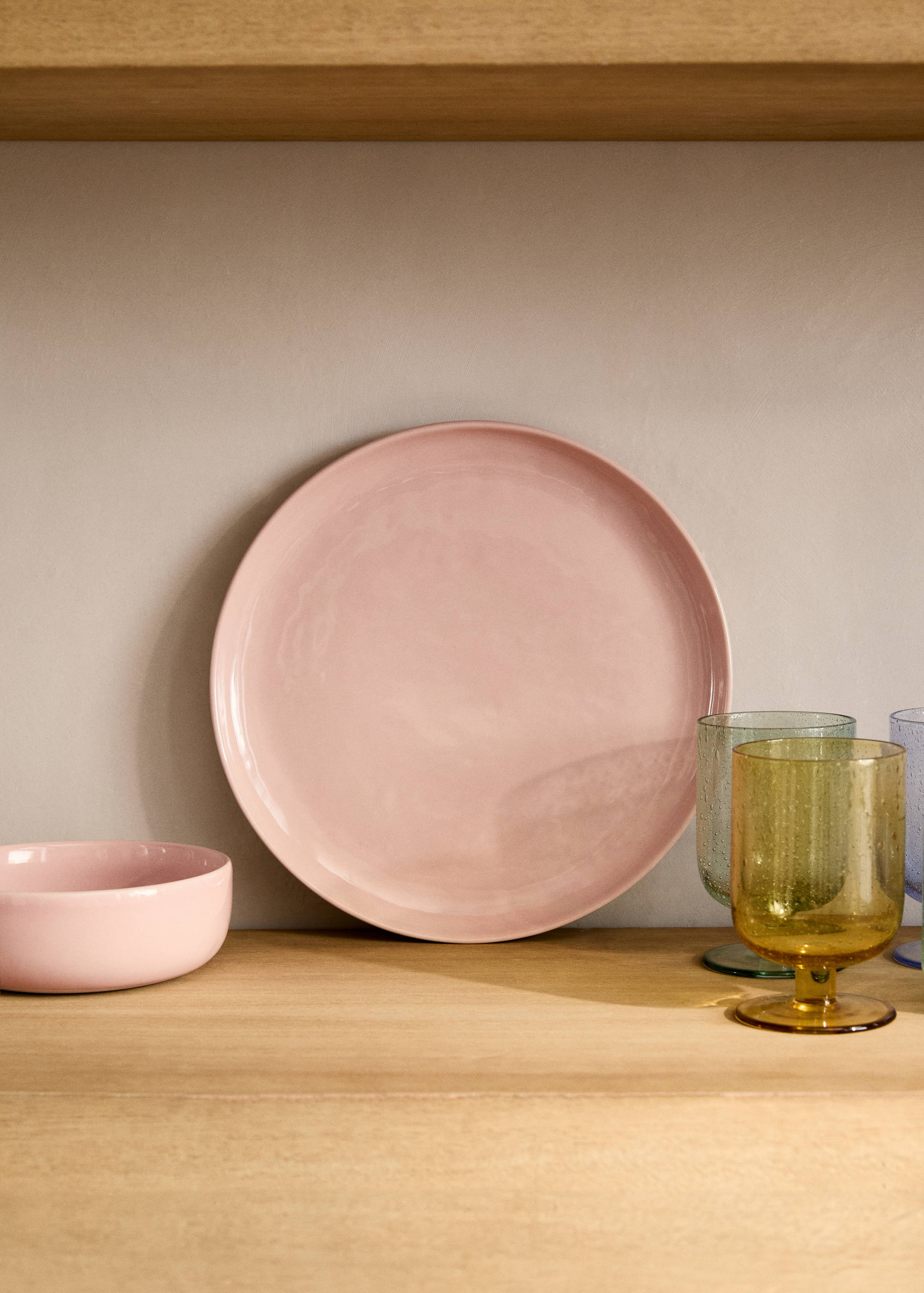 Flat tallrik i stengods med enkel design - Allmän bild