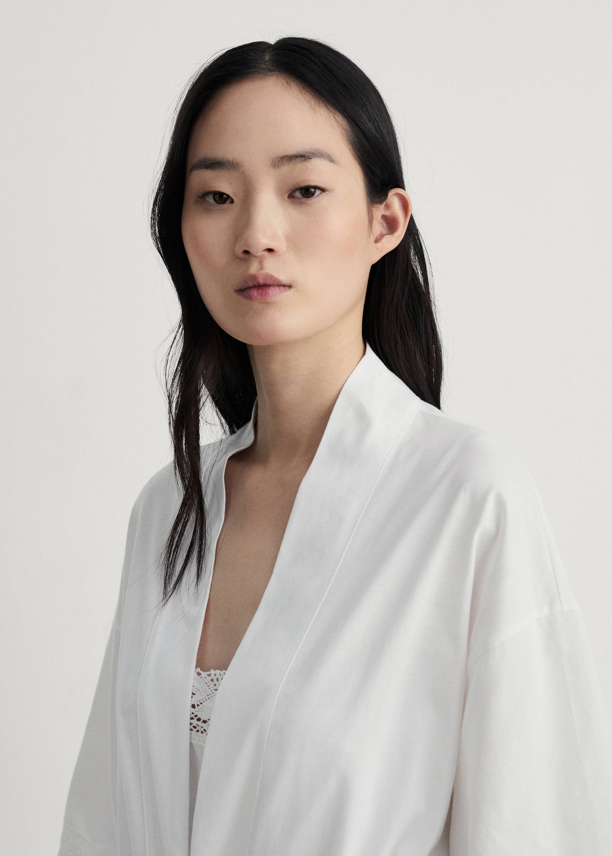 Robe de chambre coton détails dentelle - Plan moyen