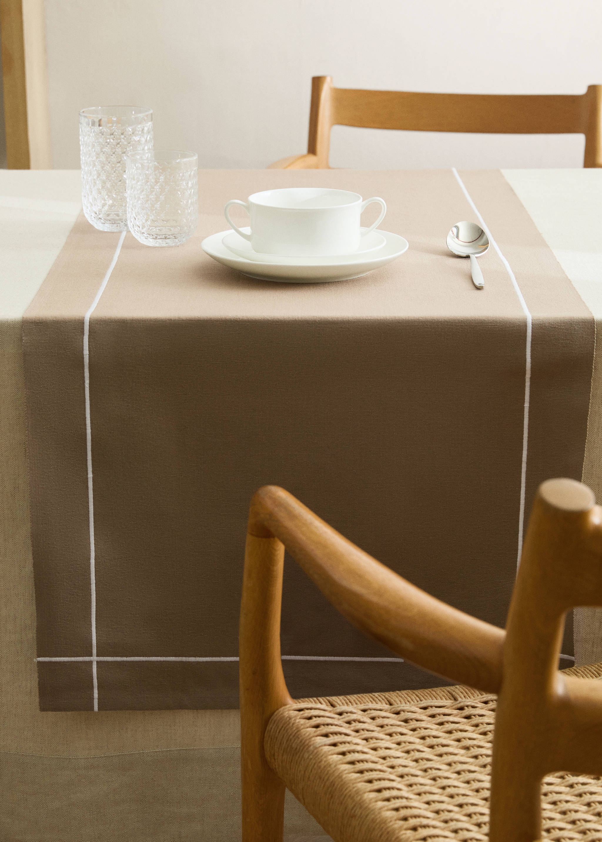 Τραβέρσα τραπεζιού από βαμβάκι με κεντητό φεστόνι - Γενικό πλάνο