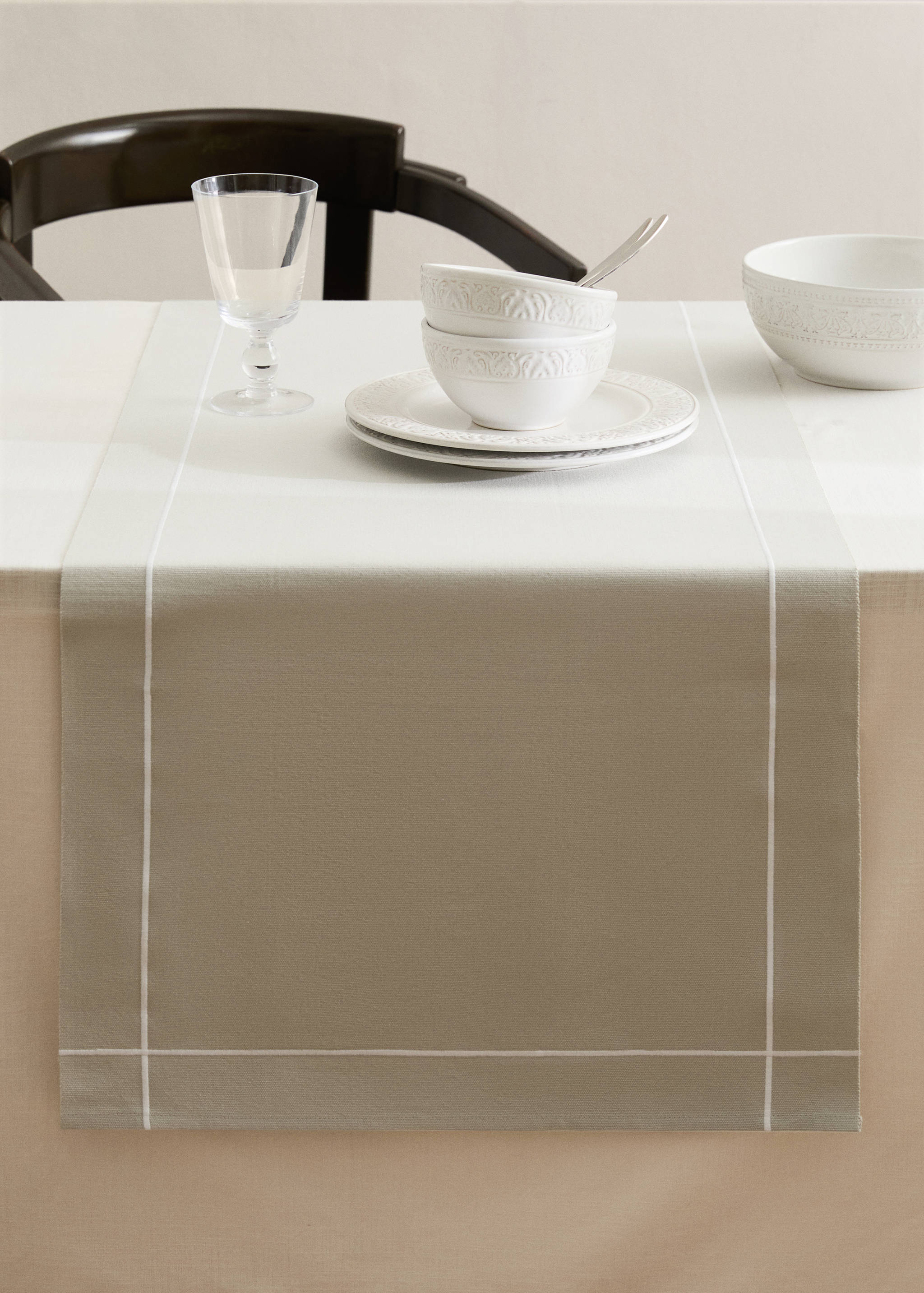 Τραβέρσα τραπεζιού από βαμβάκι με κεντητό φεστόνι - Γενικό πλάνο