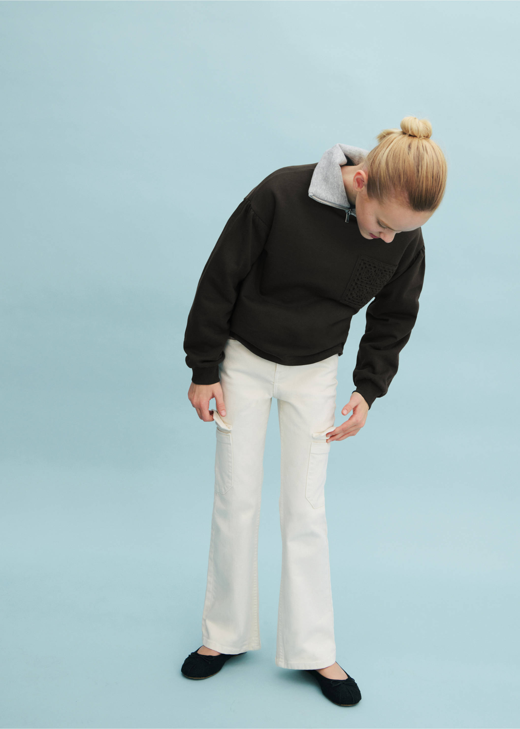 Flared cargo jeans - Details of the article 5, Sand. Ref: 87083269-00.