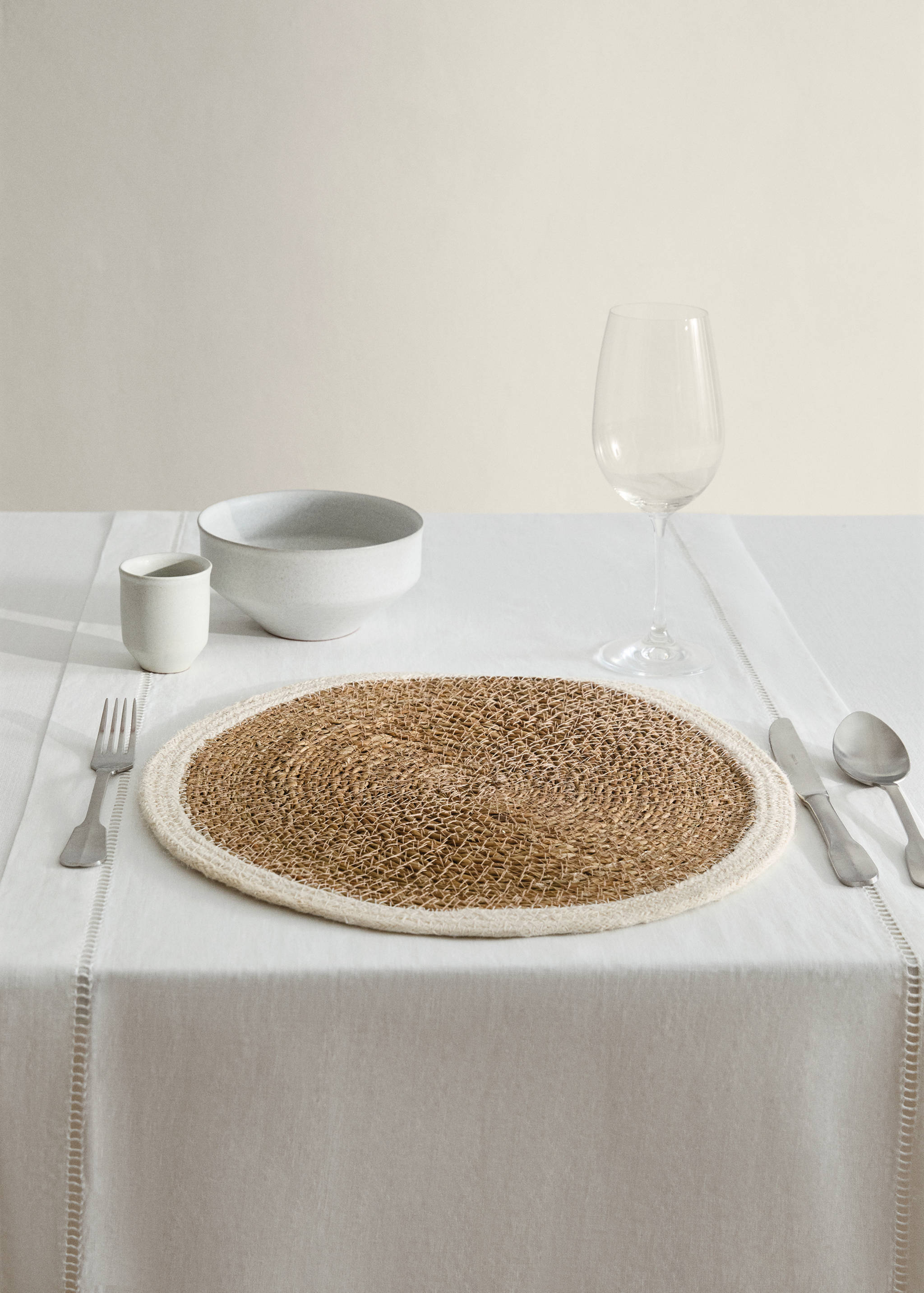 Natural fibre braided placemat - General plane