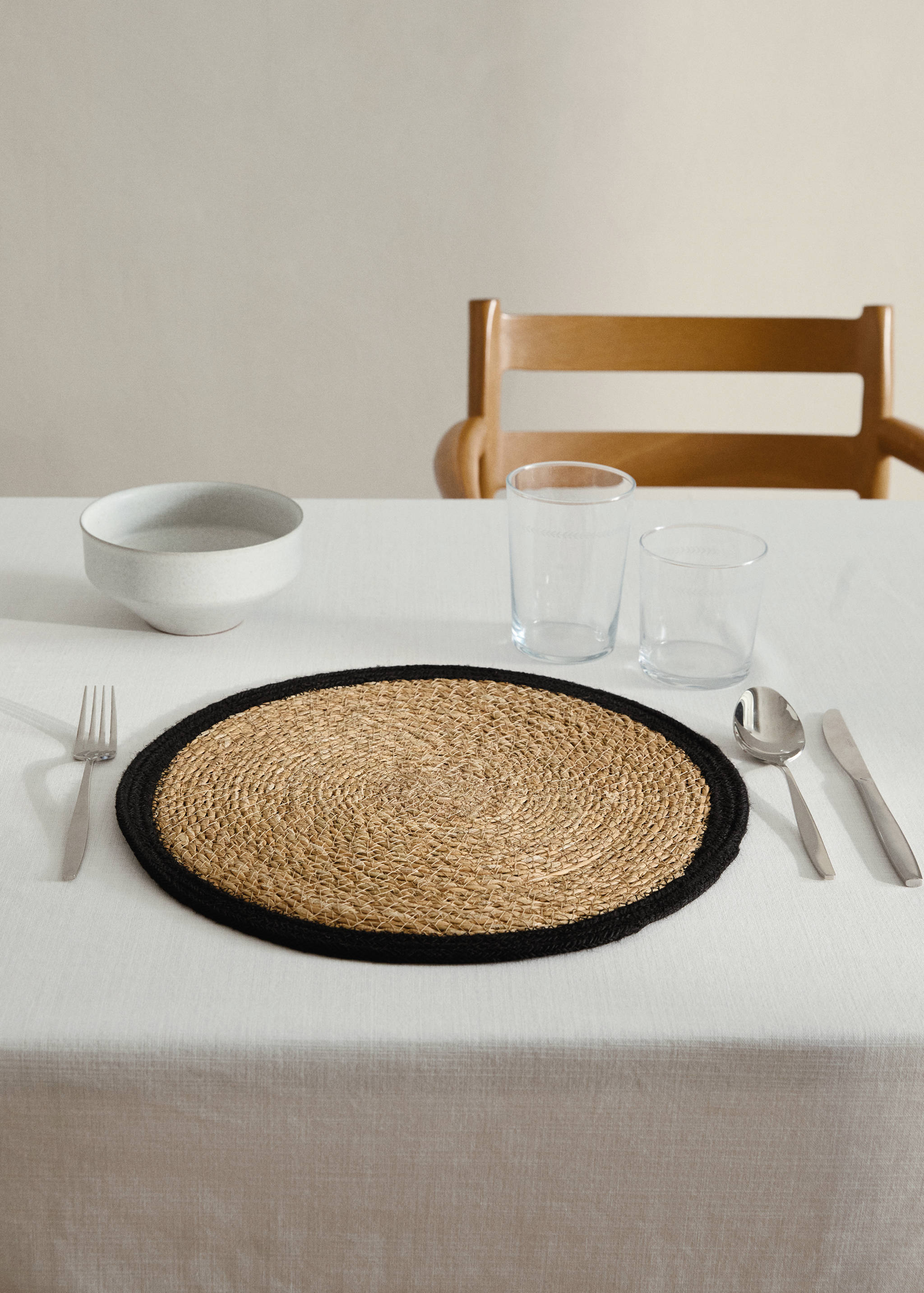 Natural fibre braided placemat - General plane