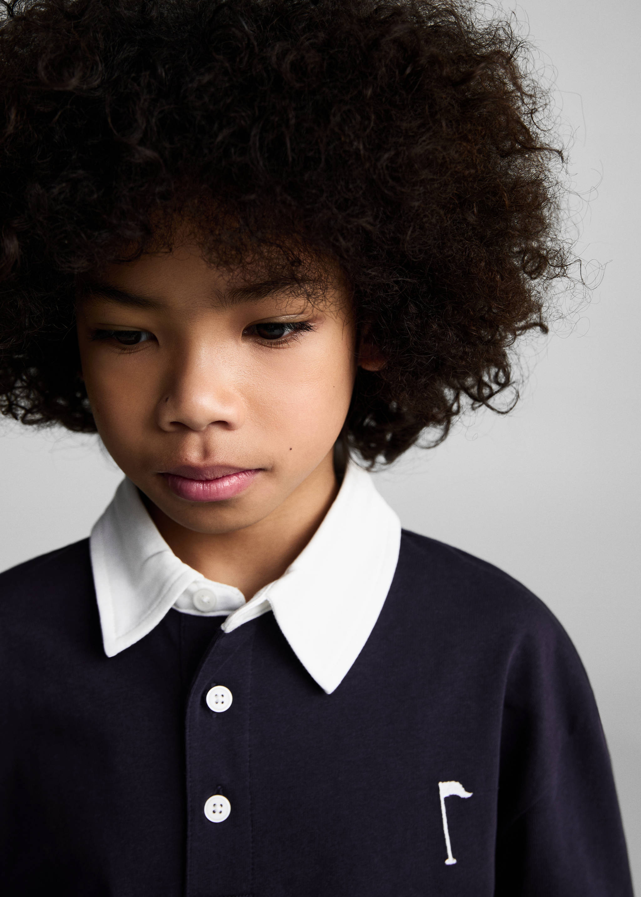 Contrasting neck cotton polo shirt - Details of the article 1