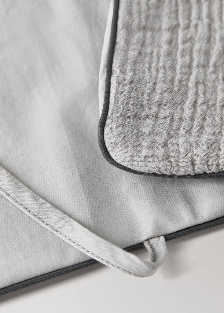 Tragbare Baby-Wickelunterlage aus Gaze — Grau