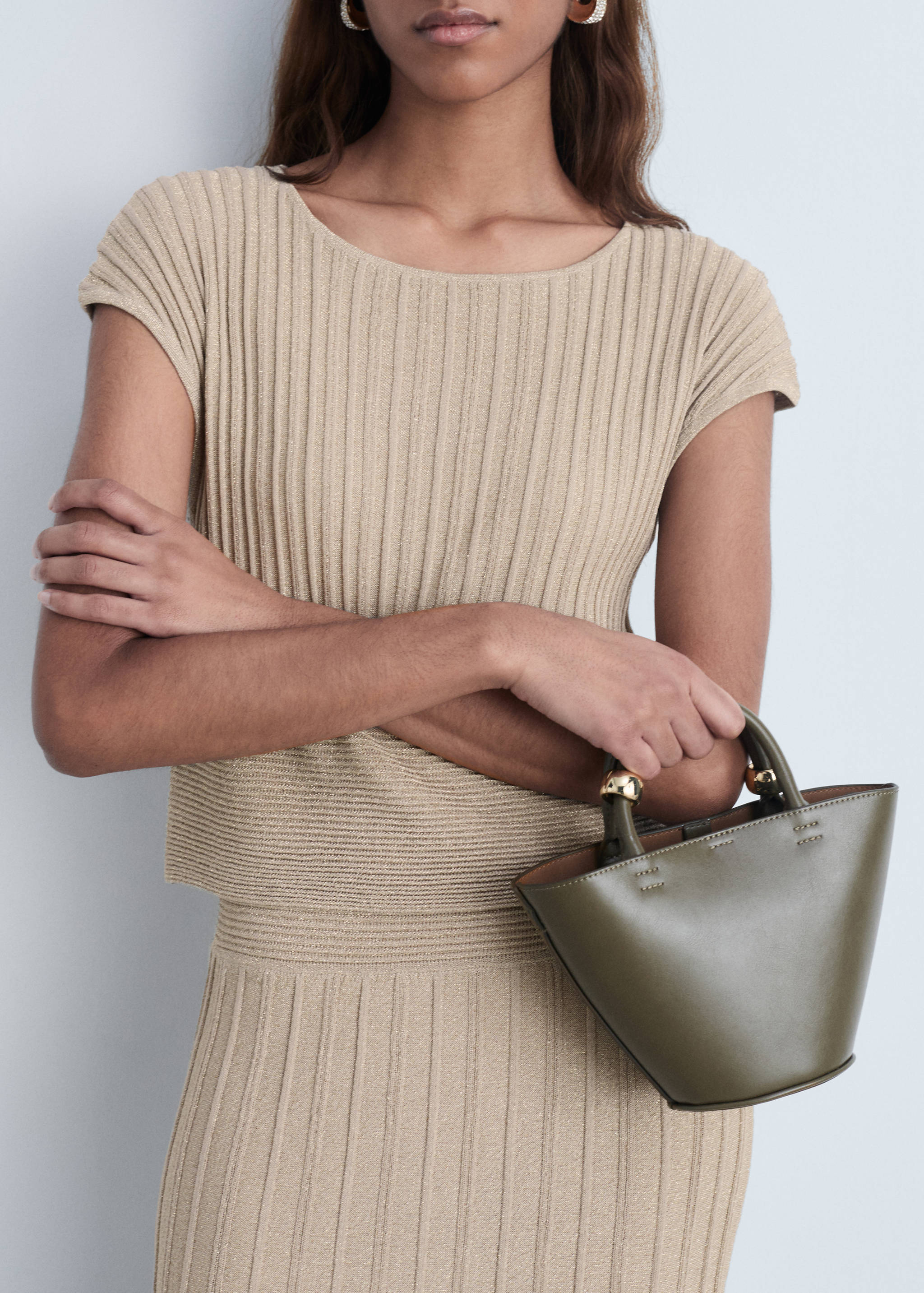 Robe en maille finition brillante - Plan moyen