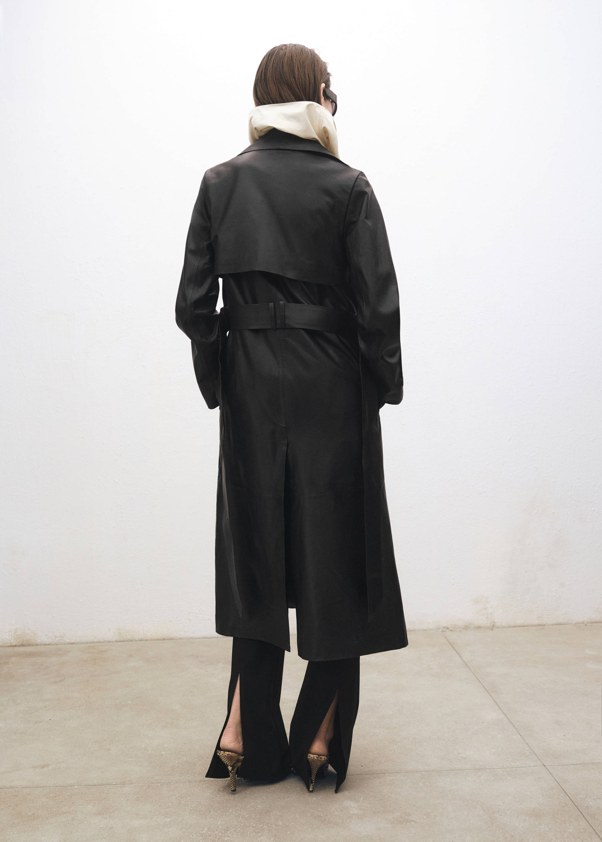 Leather trench coat with belt - Reverse of the article