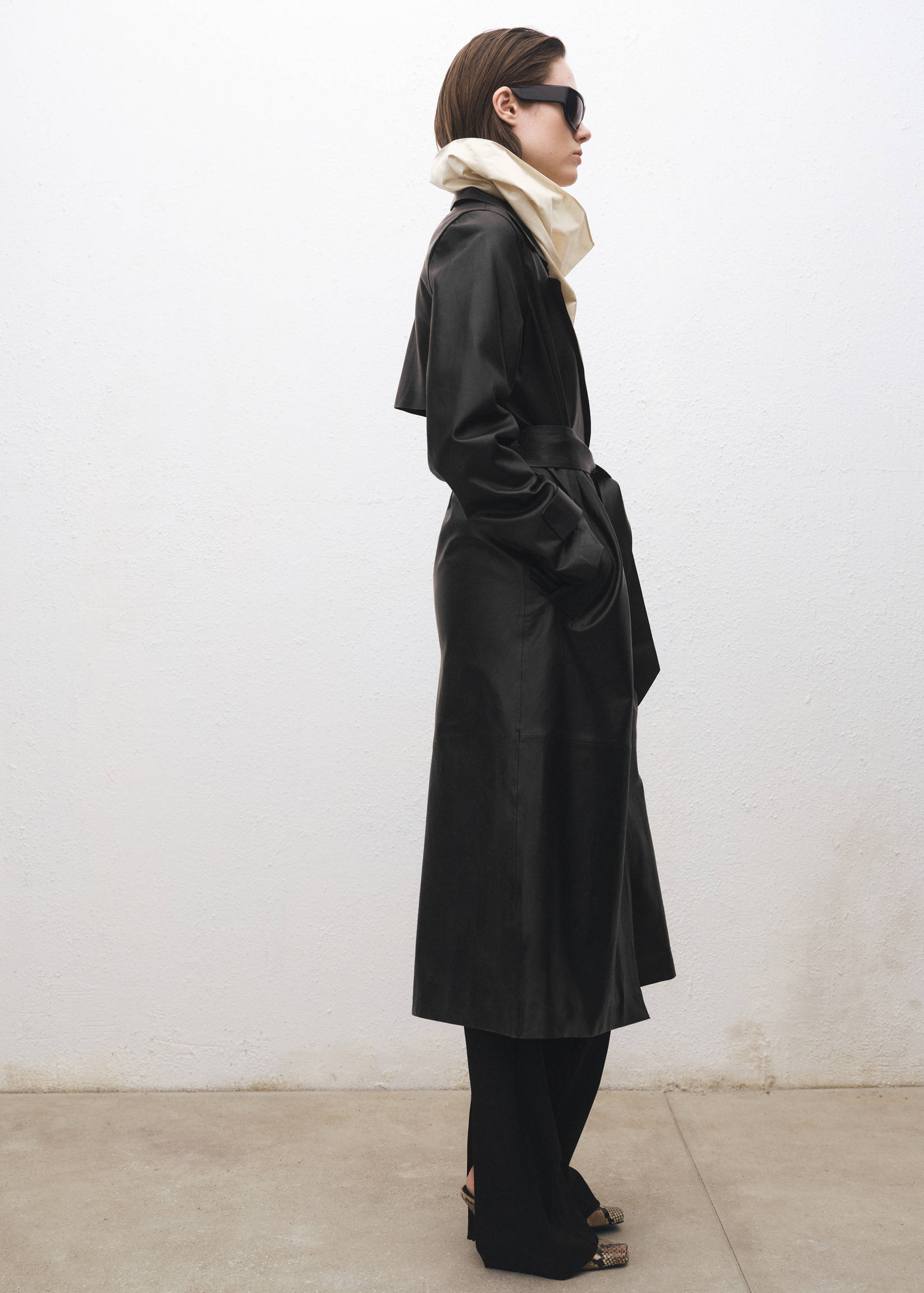 Leather trench coat with belt - Details of the article 2