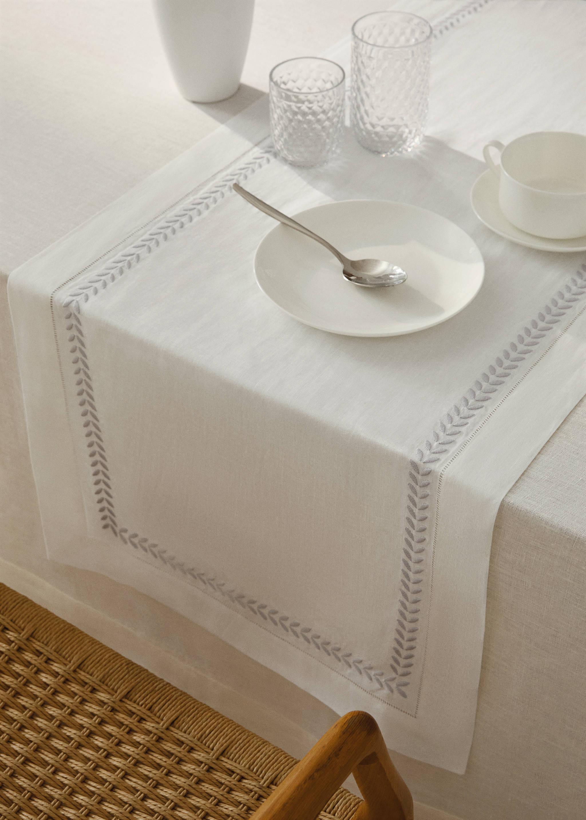 Lniany bieżnik stołowy w haftowaną jodełkę - Plan ogólny