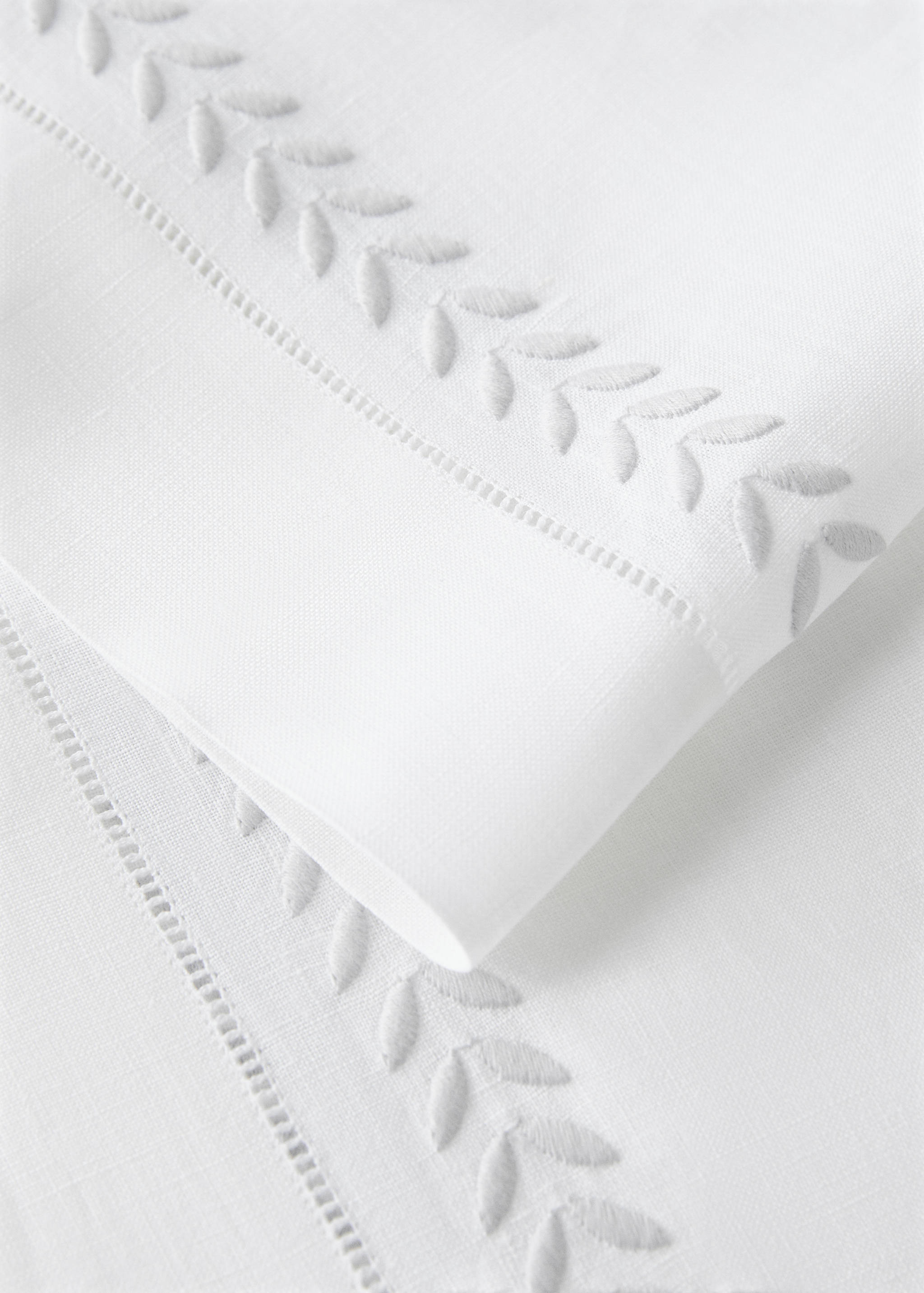 Lniany bieżnik stołowy w haftowaną jodełkę - Szczegóły artykułu 1