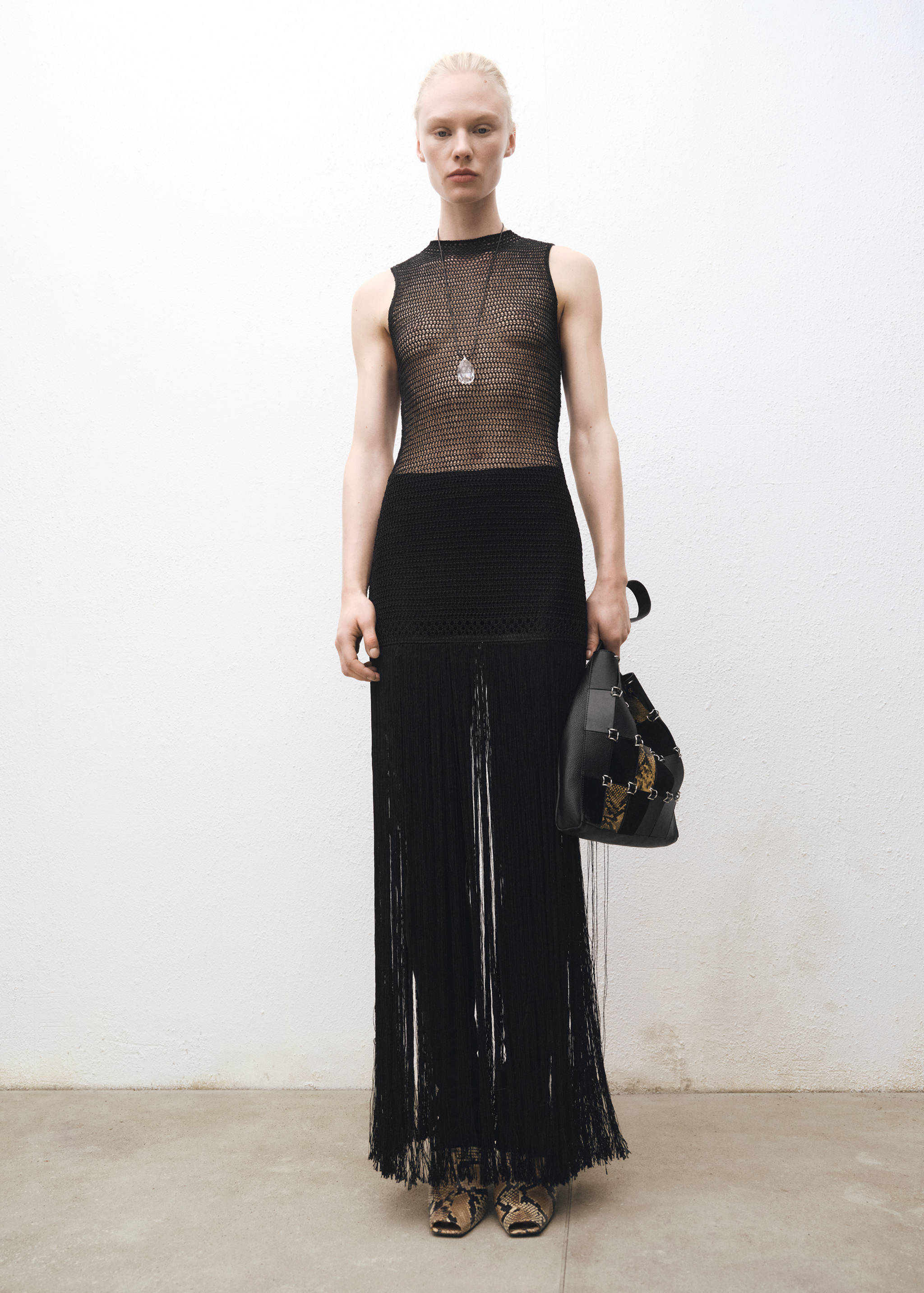 Φόρεμα πλεκτό κεντητό κρόσσια - Γενικό πλάνο