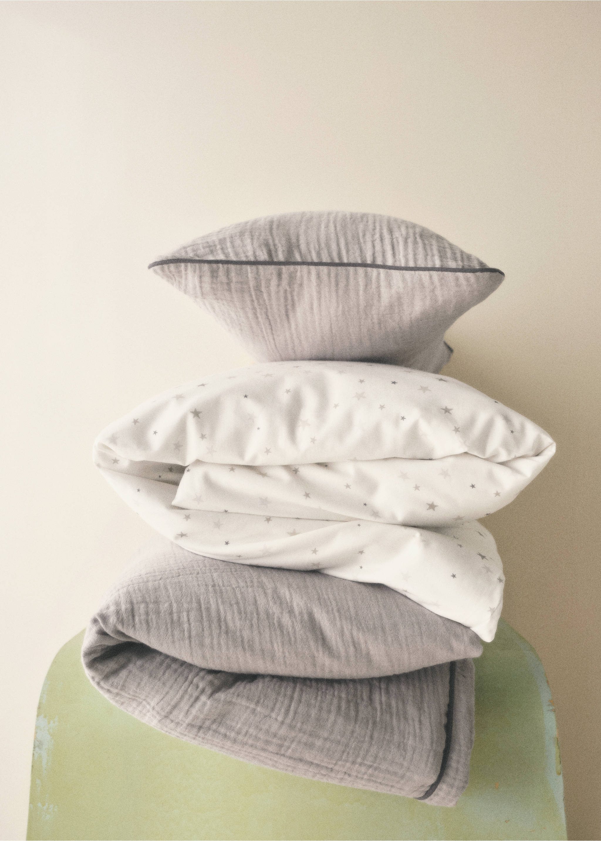 Chiffon cotton duvet cover with contrast piping for cot - Details of the article 6, Light/Pastel Grey. Ref: 87084082-00.