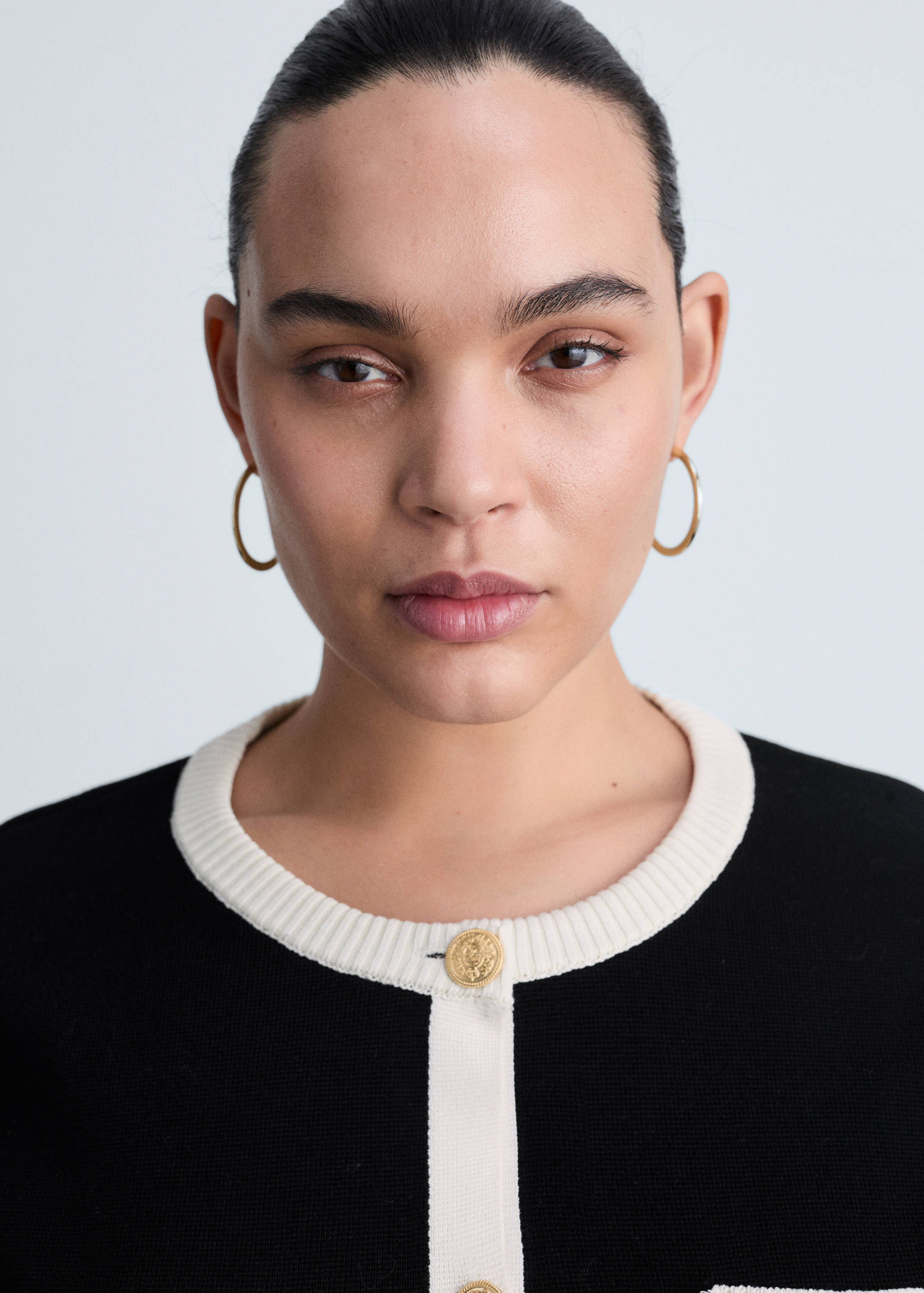 Knitted jacket with jewel buttons - Details of the article 4