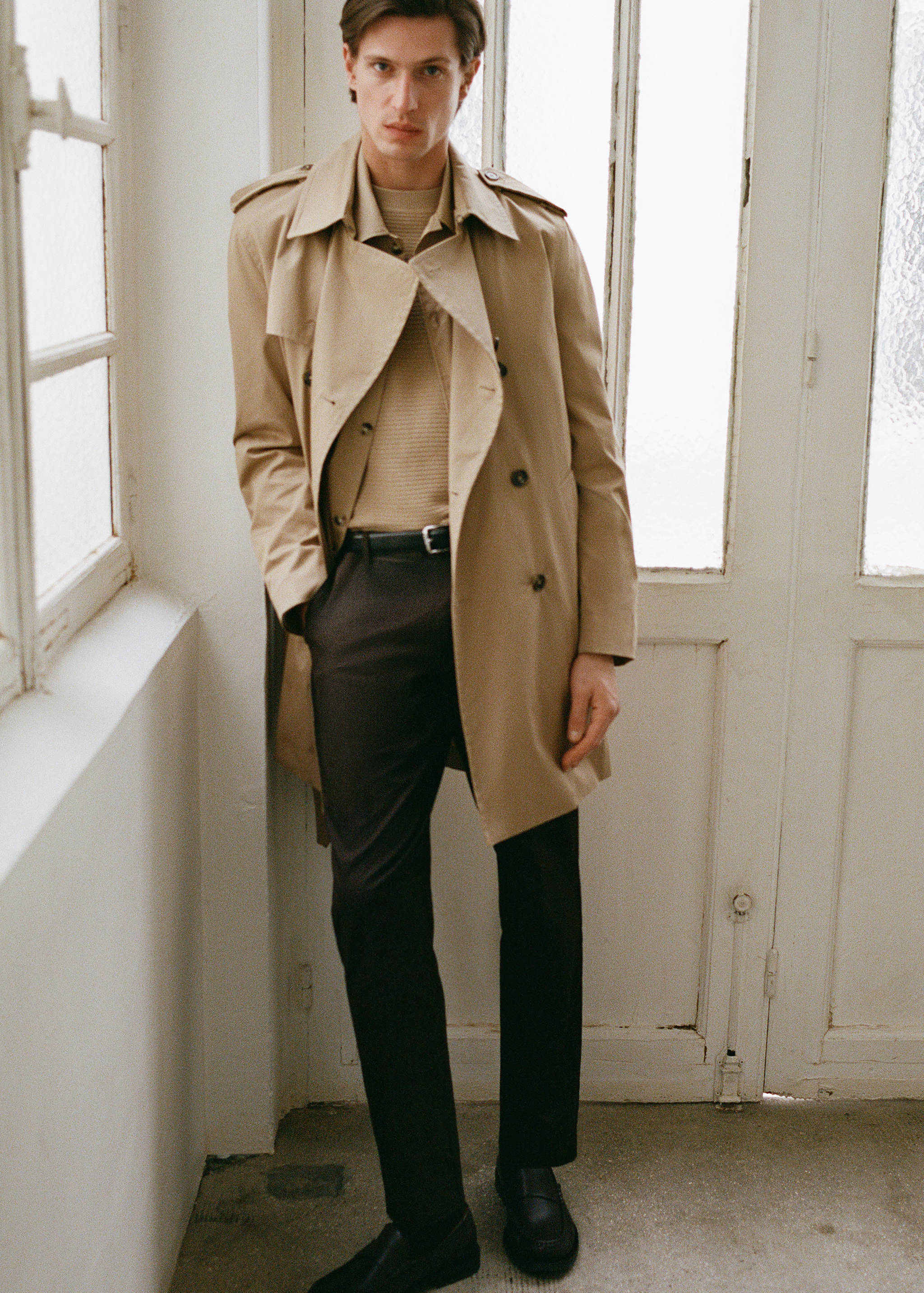 Water-repellent belted trench coat - Details of the article 3