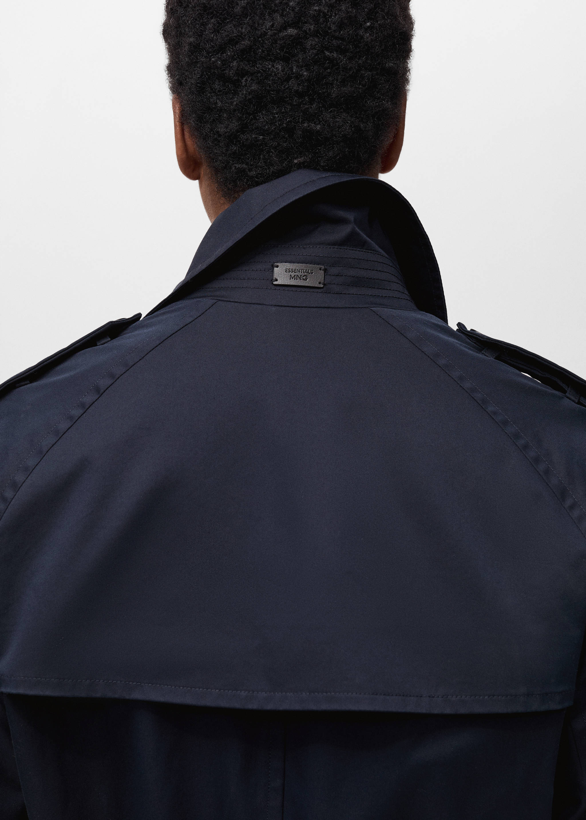 Water-repellent belted trench coat - Details of the article 6