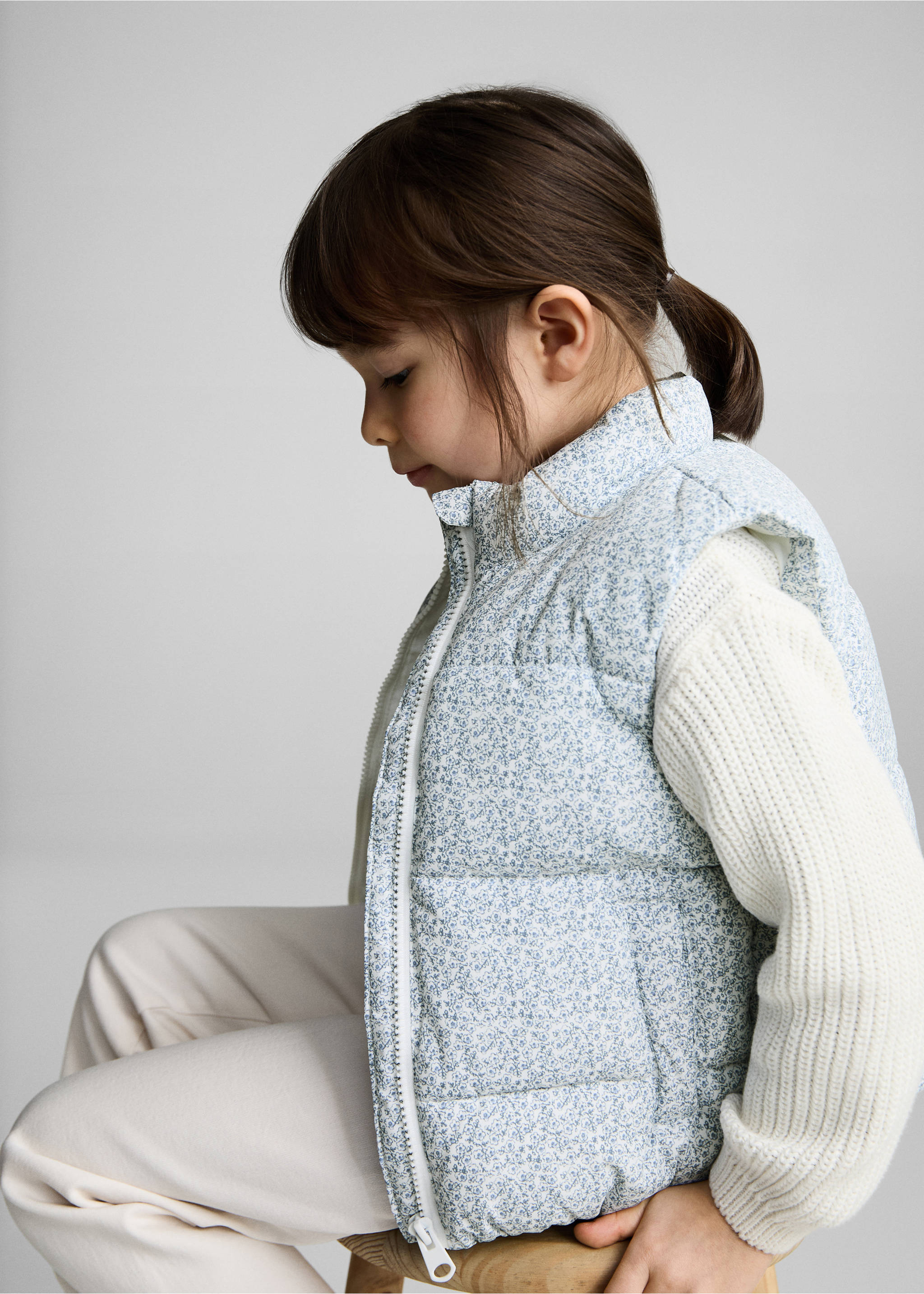 Printed quilted gilet - Details of the article 2, White. Ref: 87084391-00.