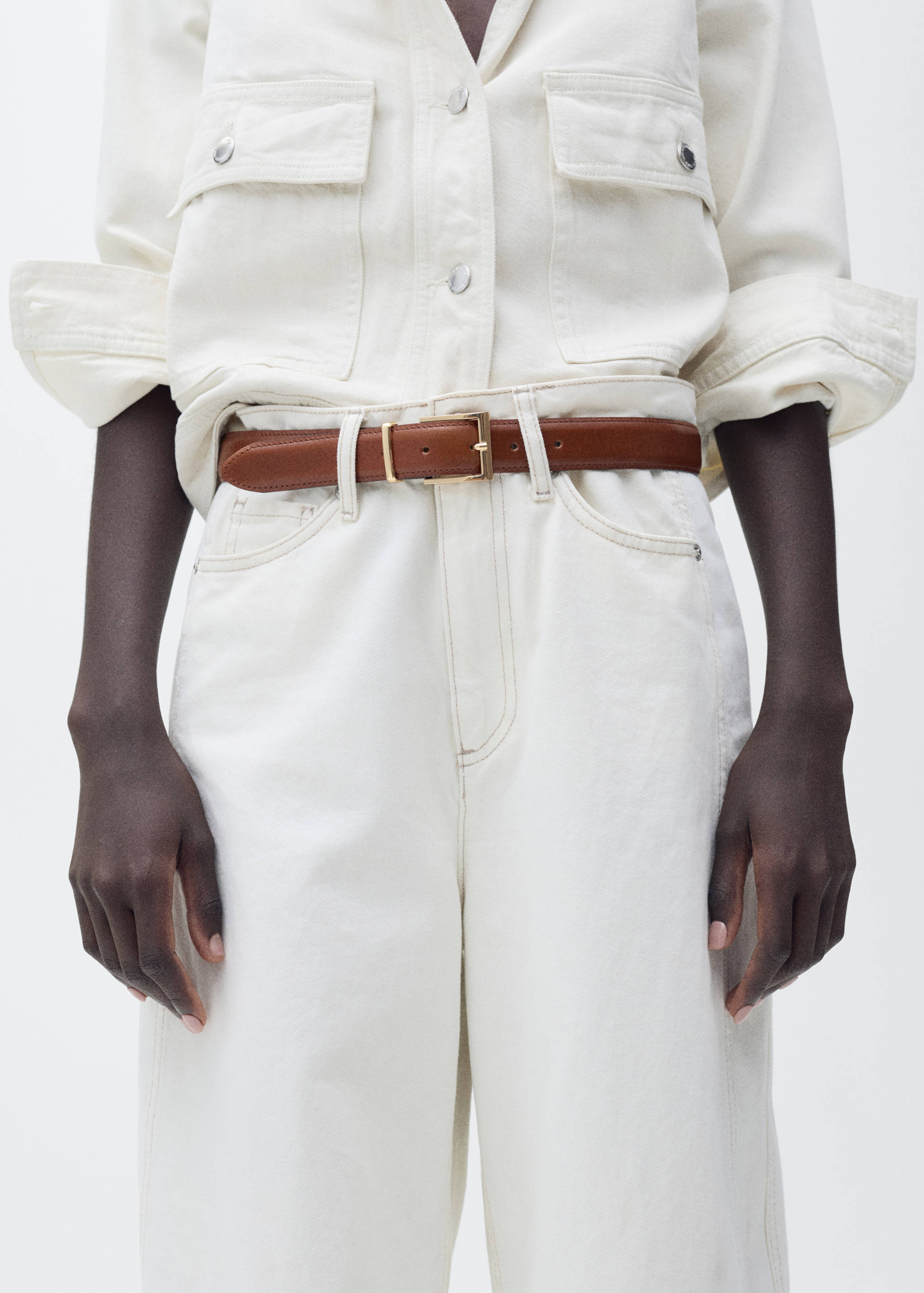 Cinto de pele com fivela quadrada - Plano geral