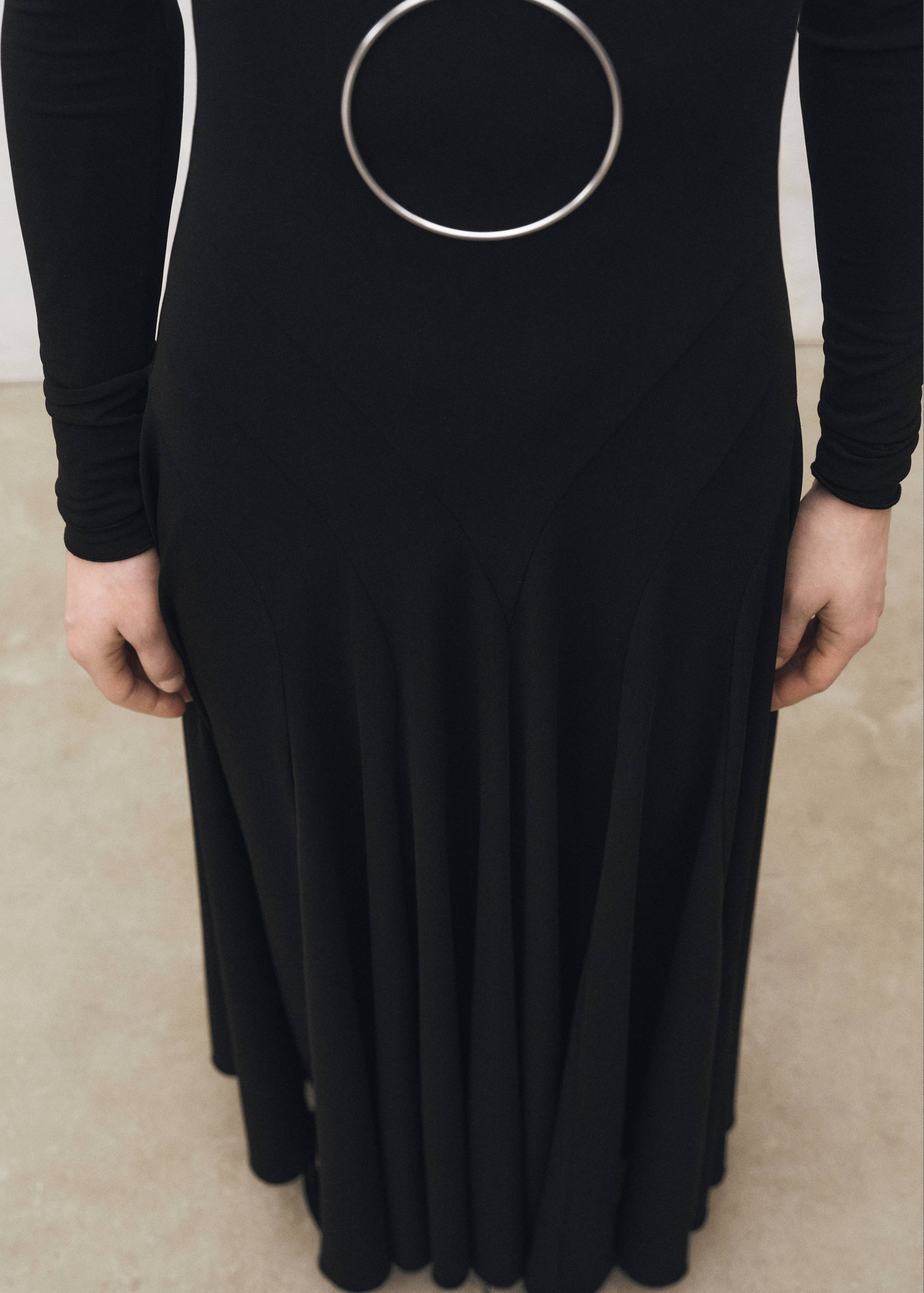 Vestido de malha com gola alta e folho - Plano médio
