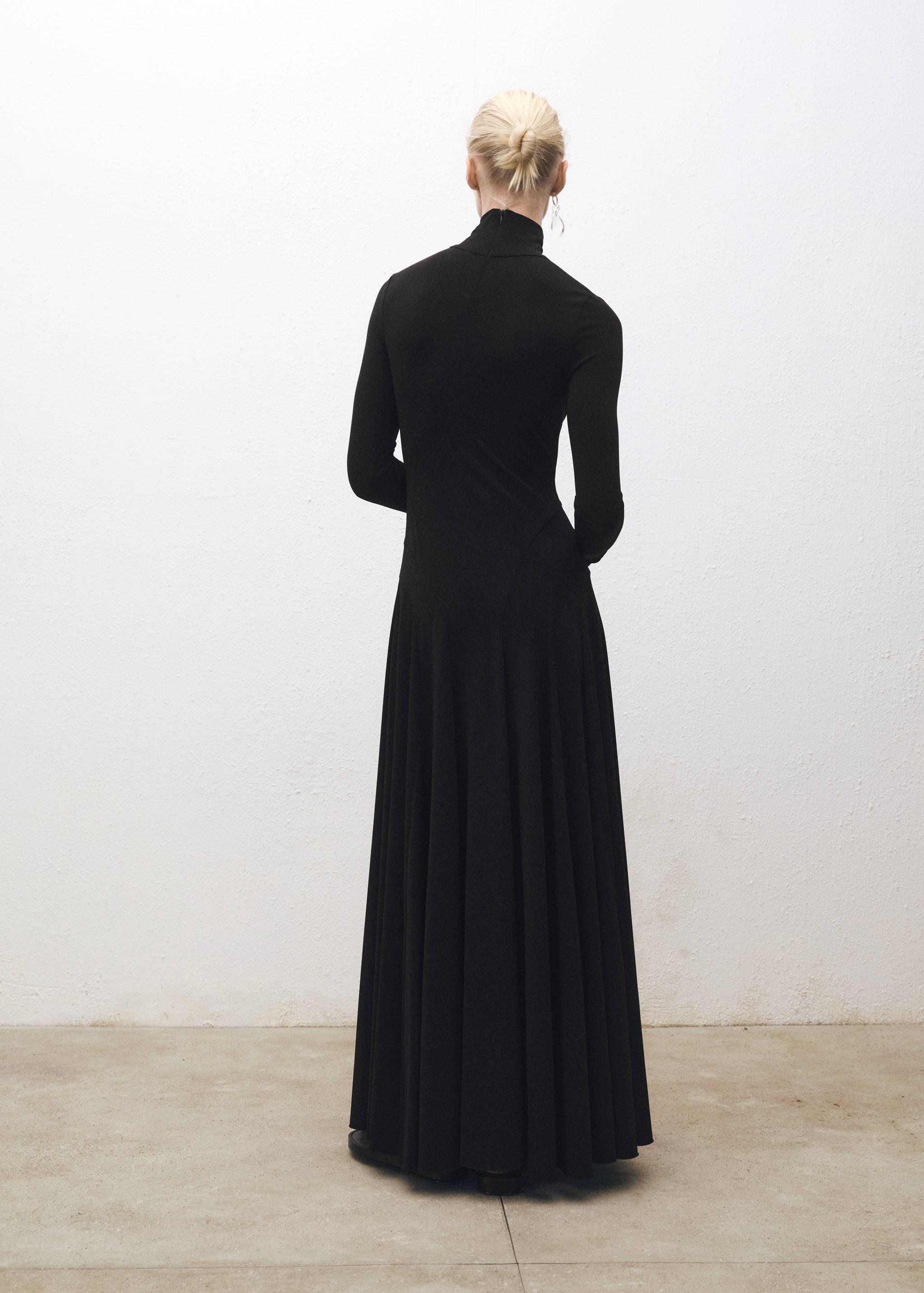 Vestido de malha com gola alta e folho - Verso do artigo