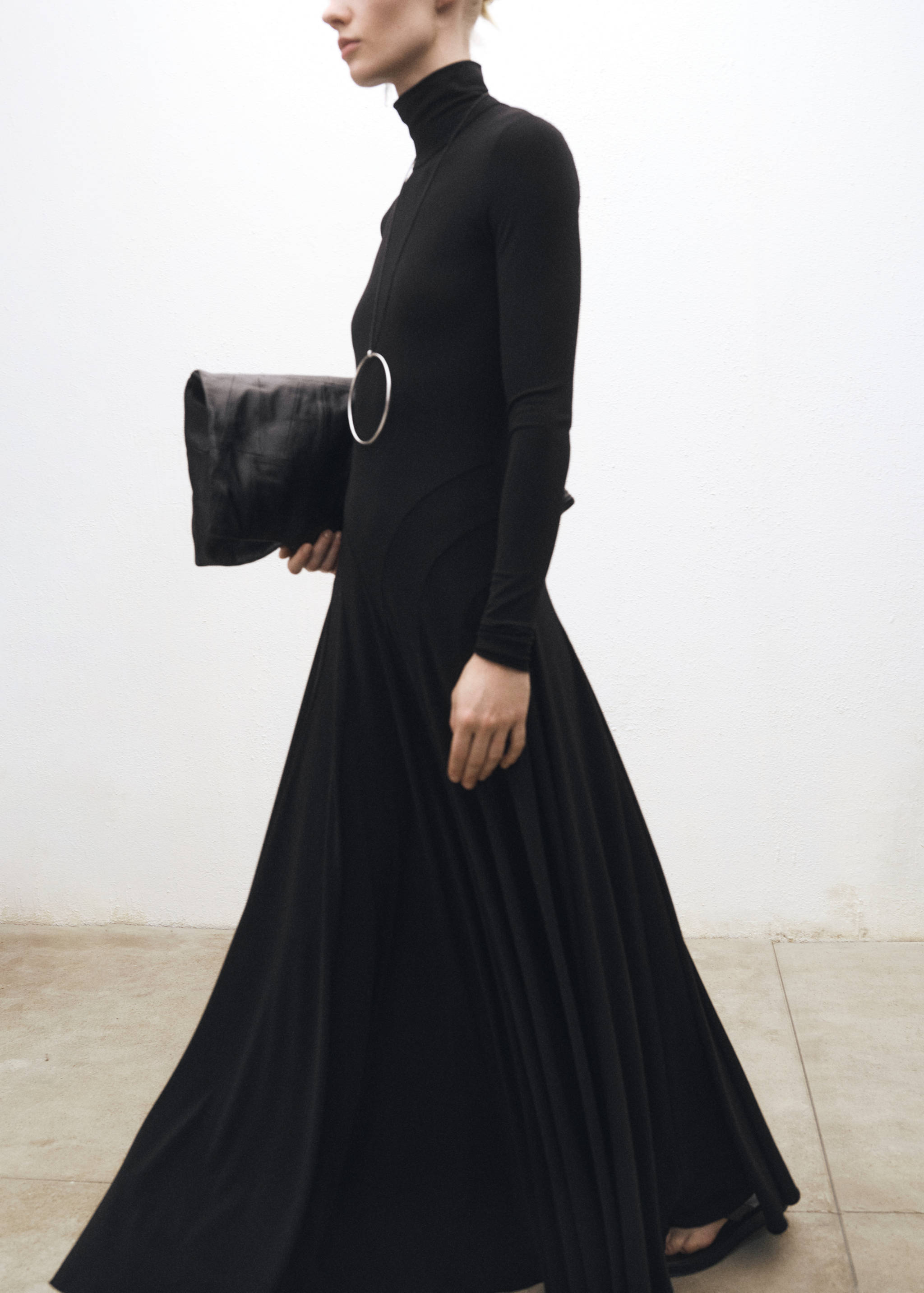Vestido de malha com gola alta e folho - Pormenor do artigo 4