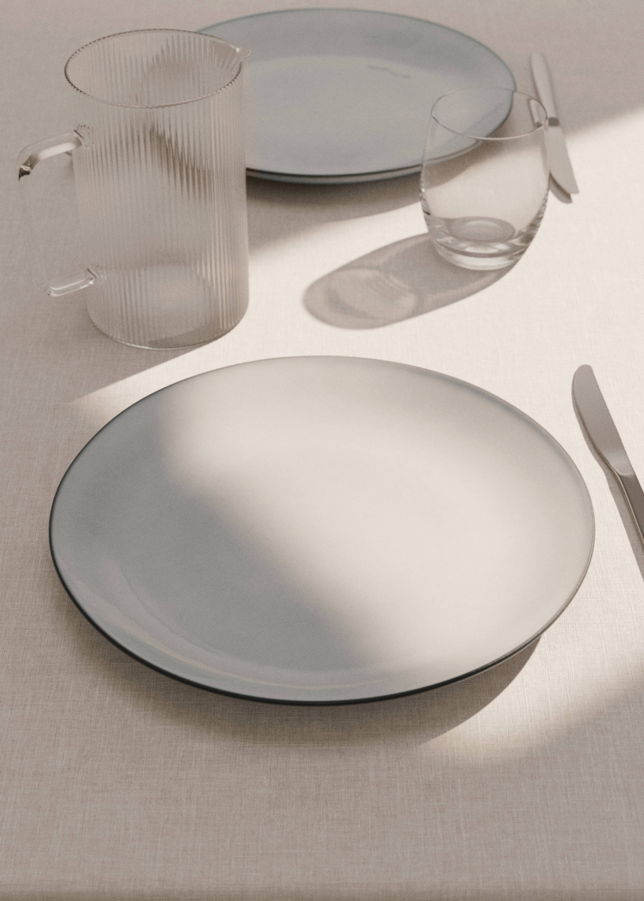 Flat stengodstallrik med kontrasterande kant - Allmän bild