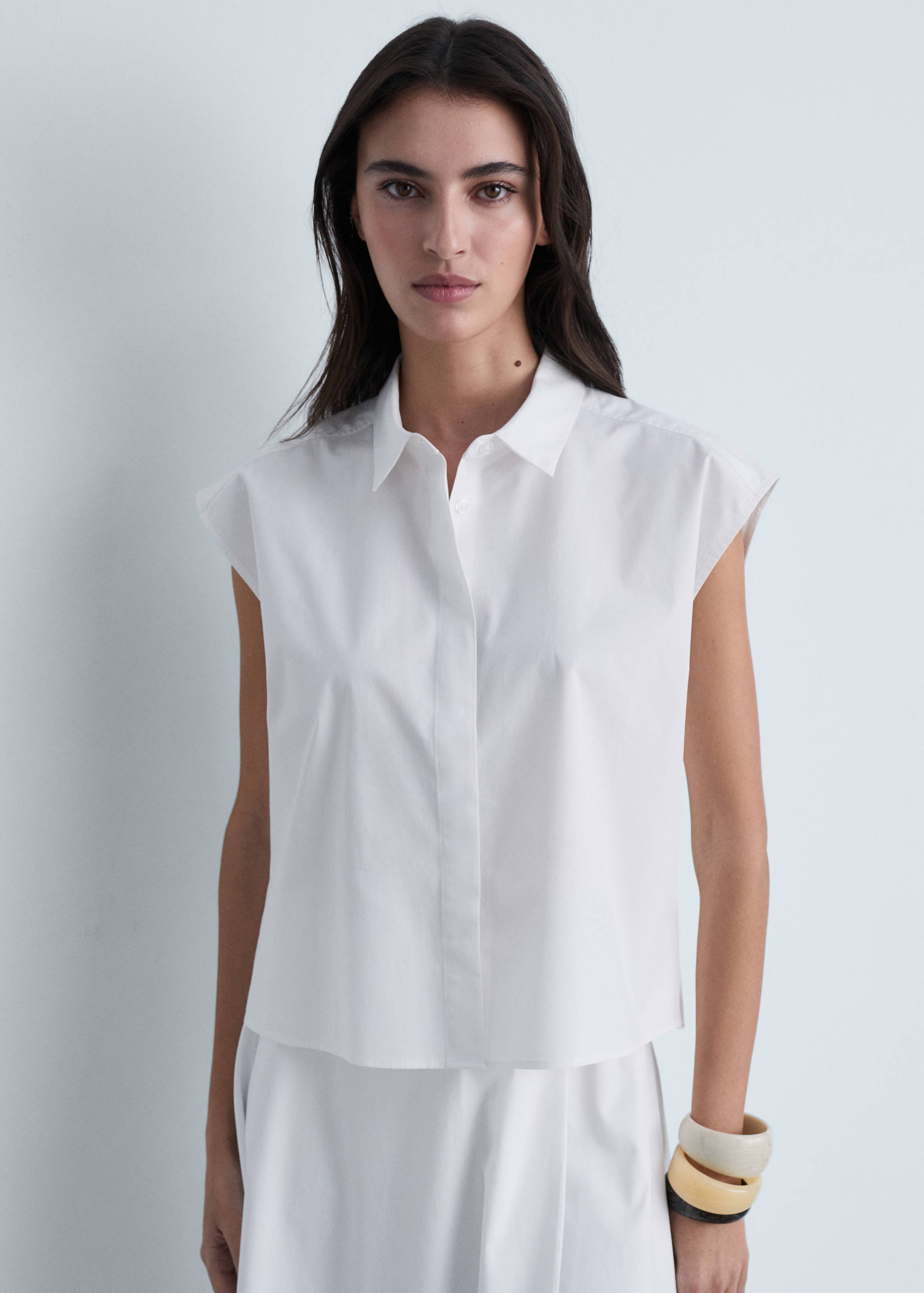 Рубашка из поплина без рукавов - Средний план