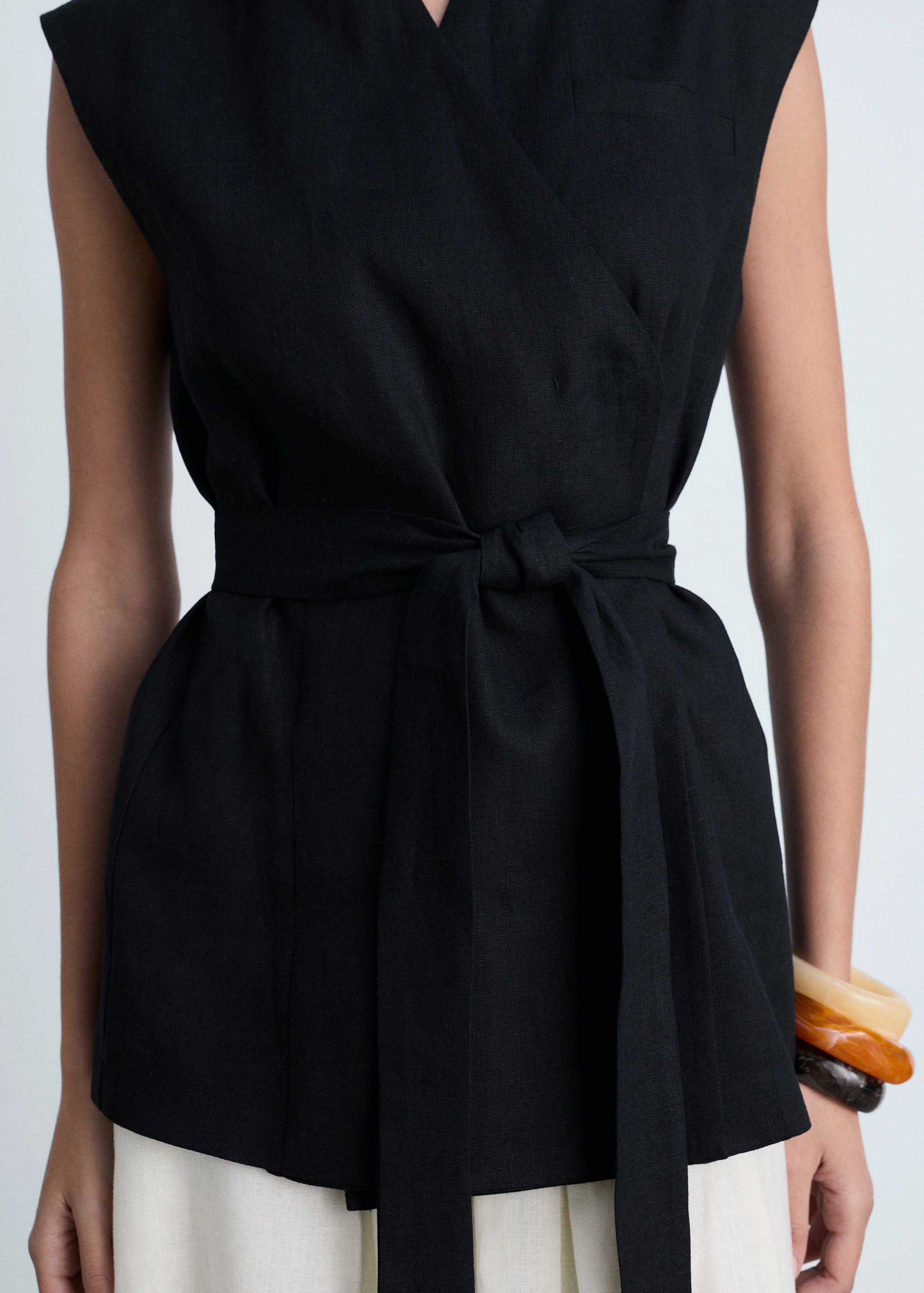 Linen waistcoat with belt - Details of the article 6