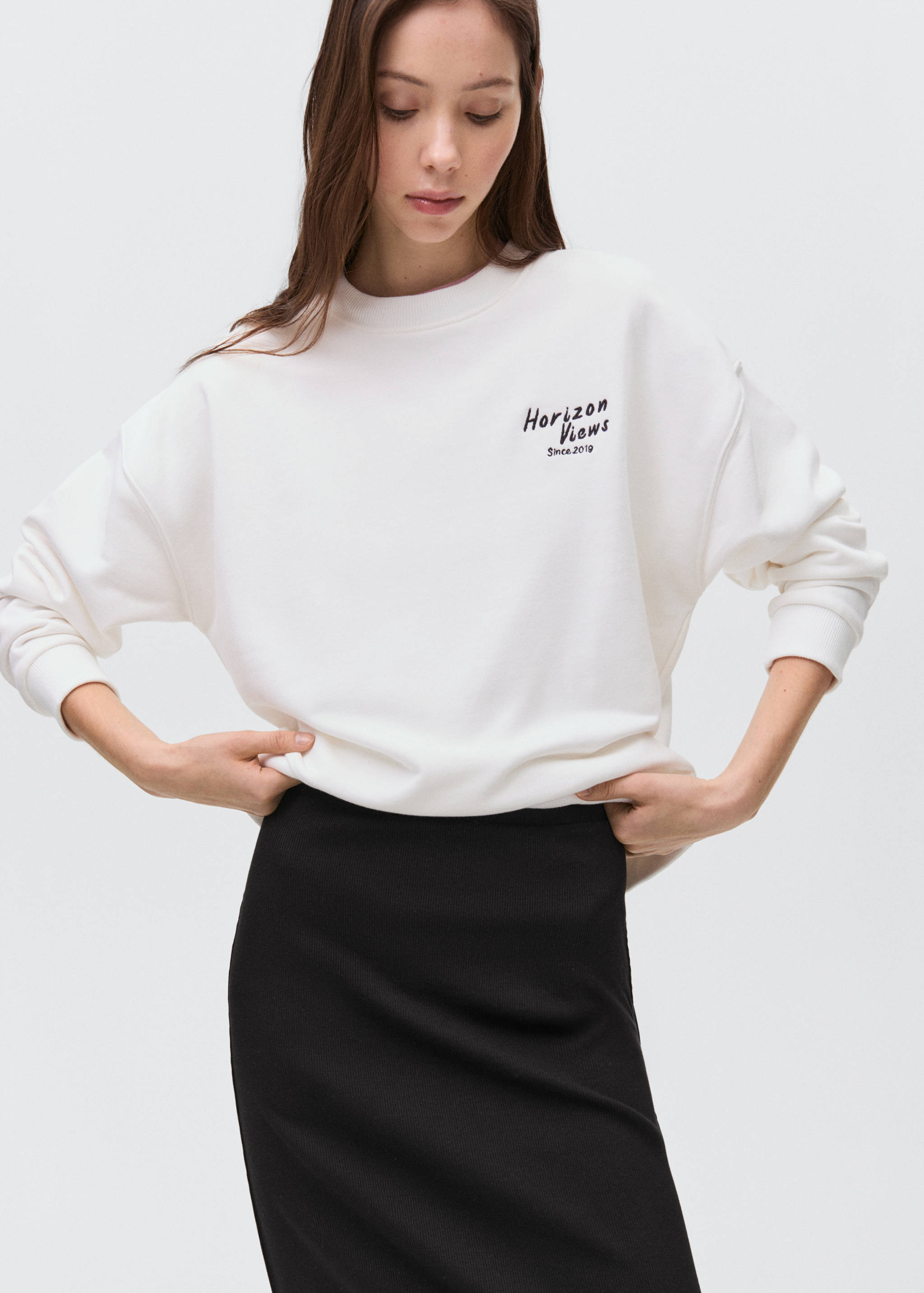 Длинная юбка с боковым разрезом - Средний план