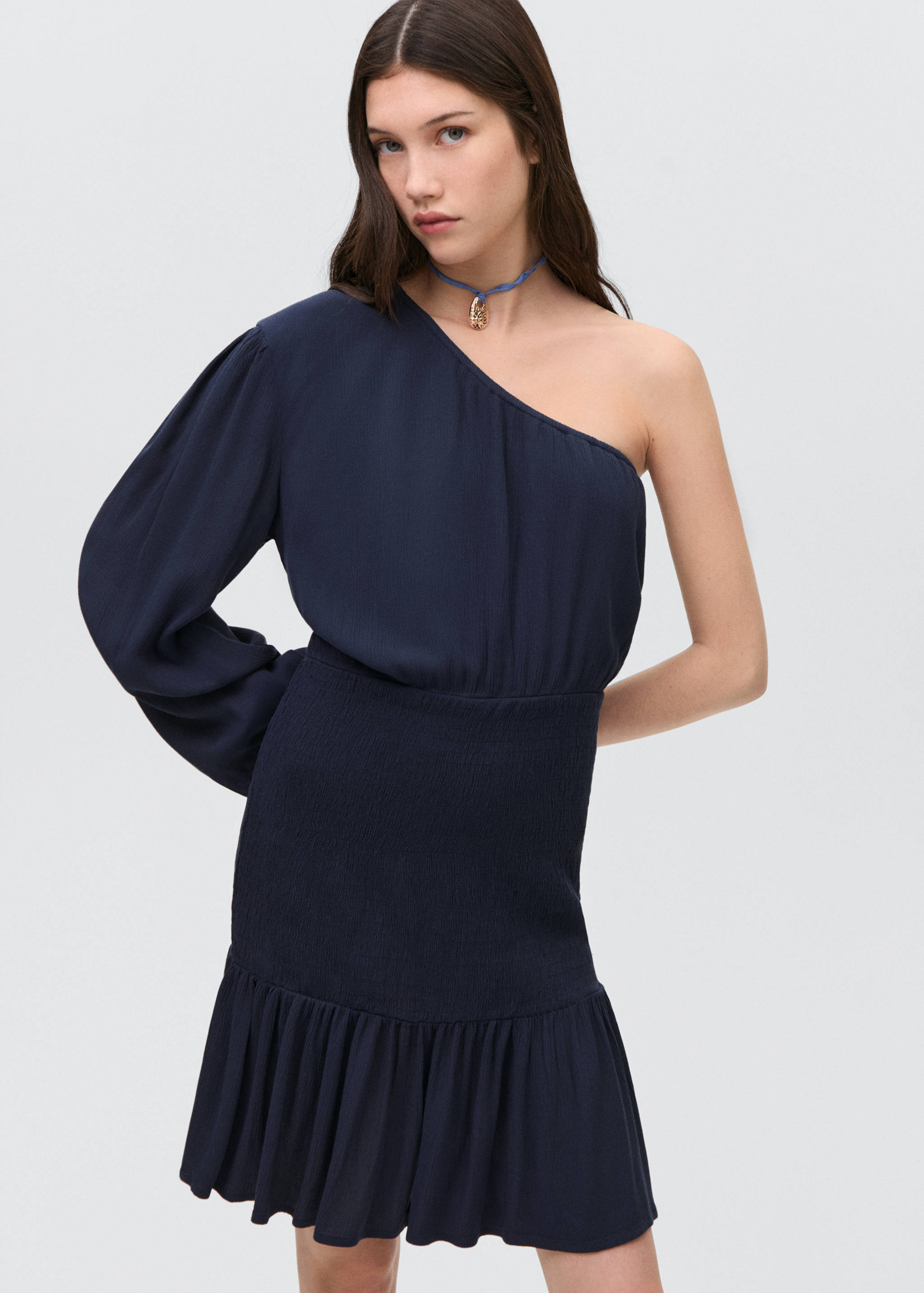Robe asymétrique froncée - Plan moyen
