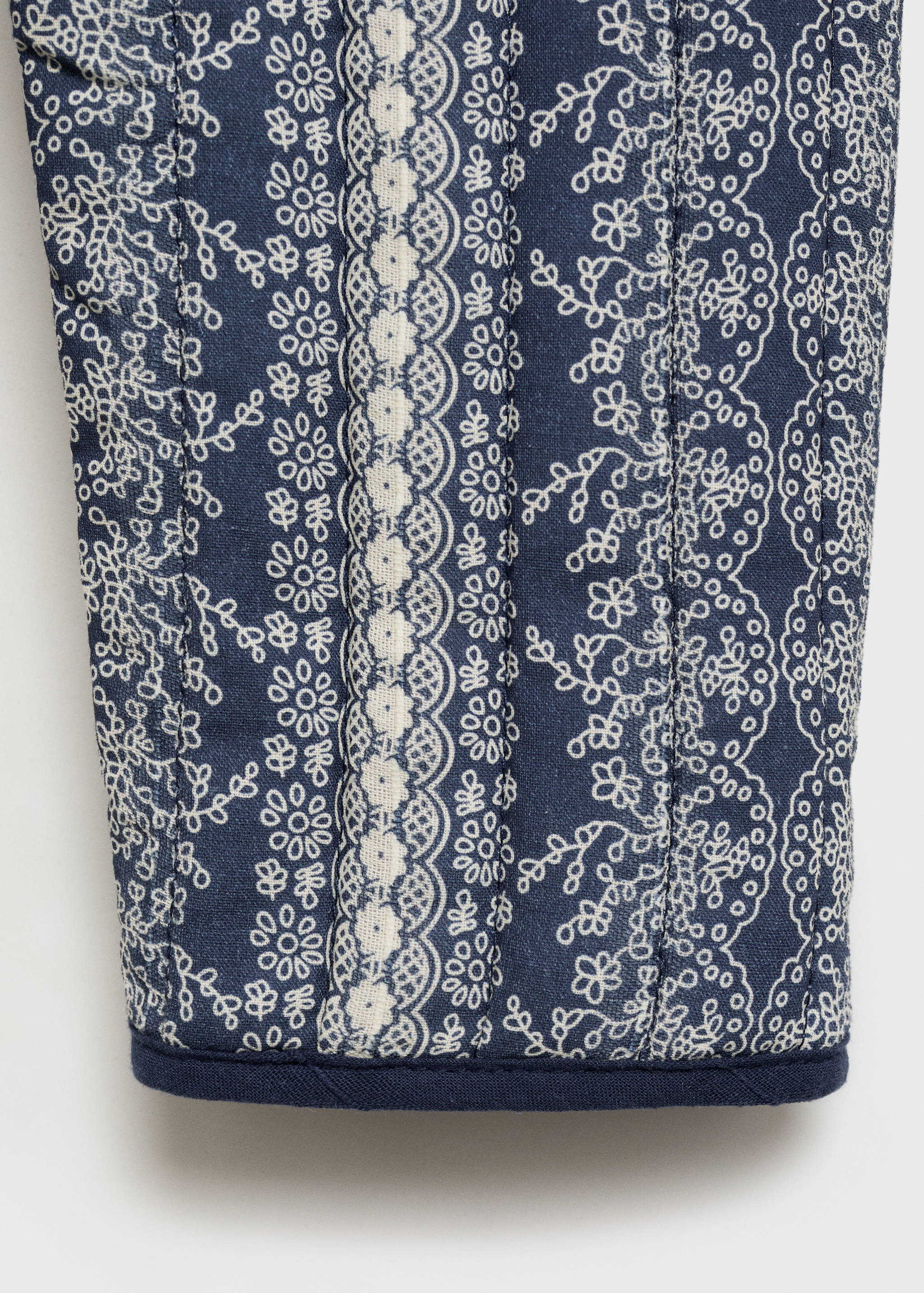 Стеганая куртка с принтом - Деталь изделия 0