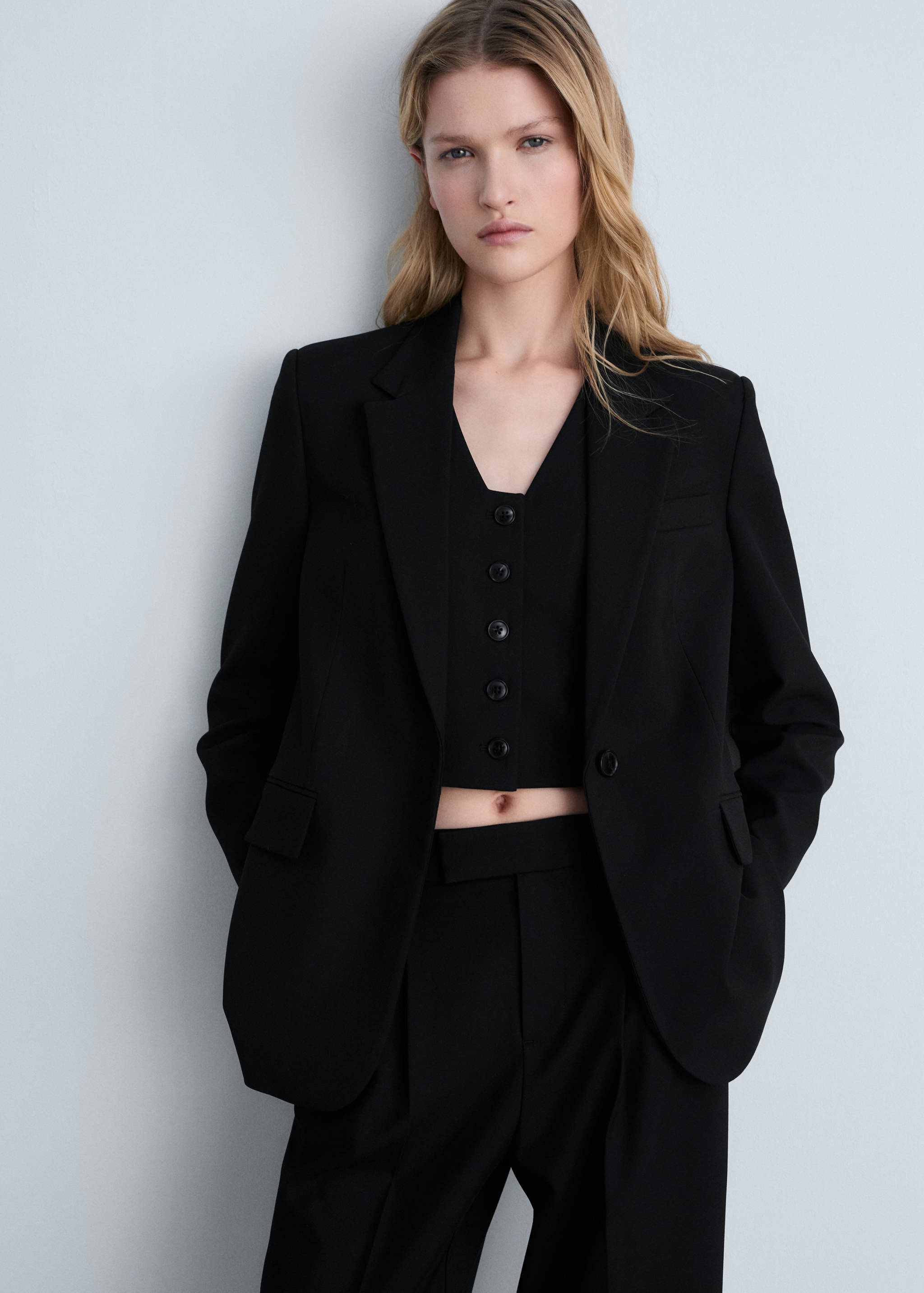 Ίσιο blazer με τσέπες με καπάκι - Μεσαίο πλάνο