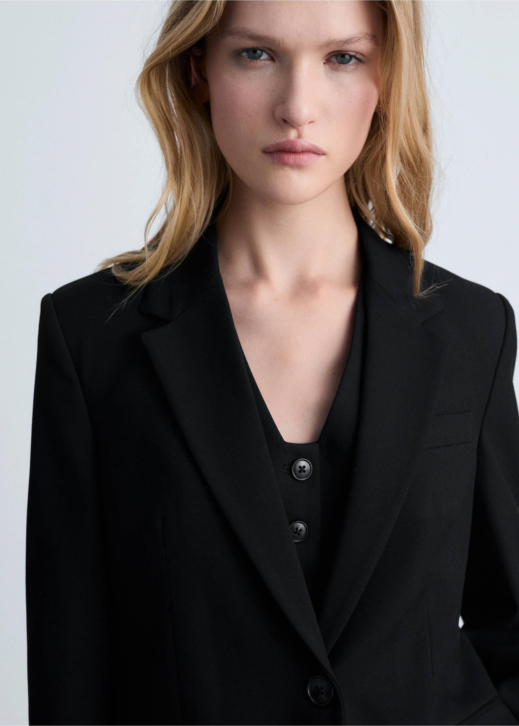 Blazer droit avec poches à rabat - Détail de l'article 1, Noir. Ref: 87085139-00.